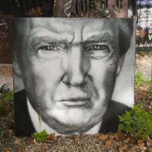 Donald Trump Cartell en jardí 20151016 (Thierry Ehrmann) Donald Trump Cartell en jardí 20151016 (Thierry Ehrmann)