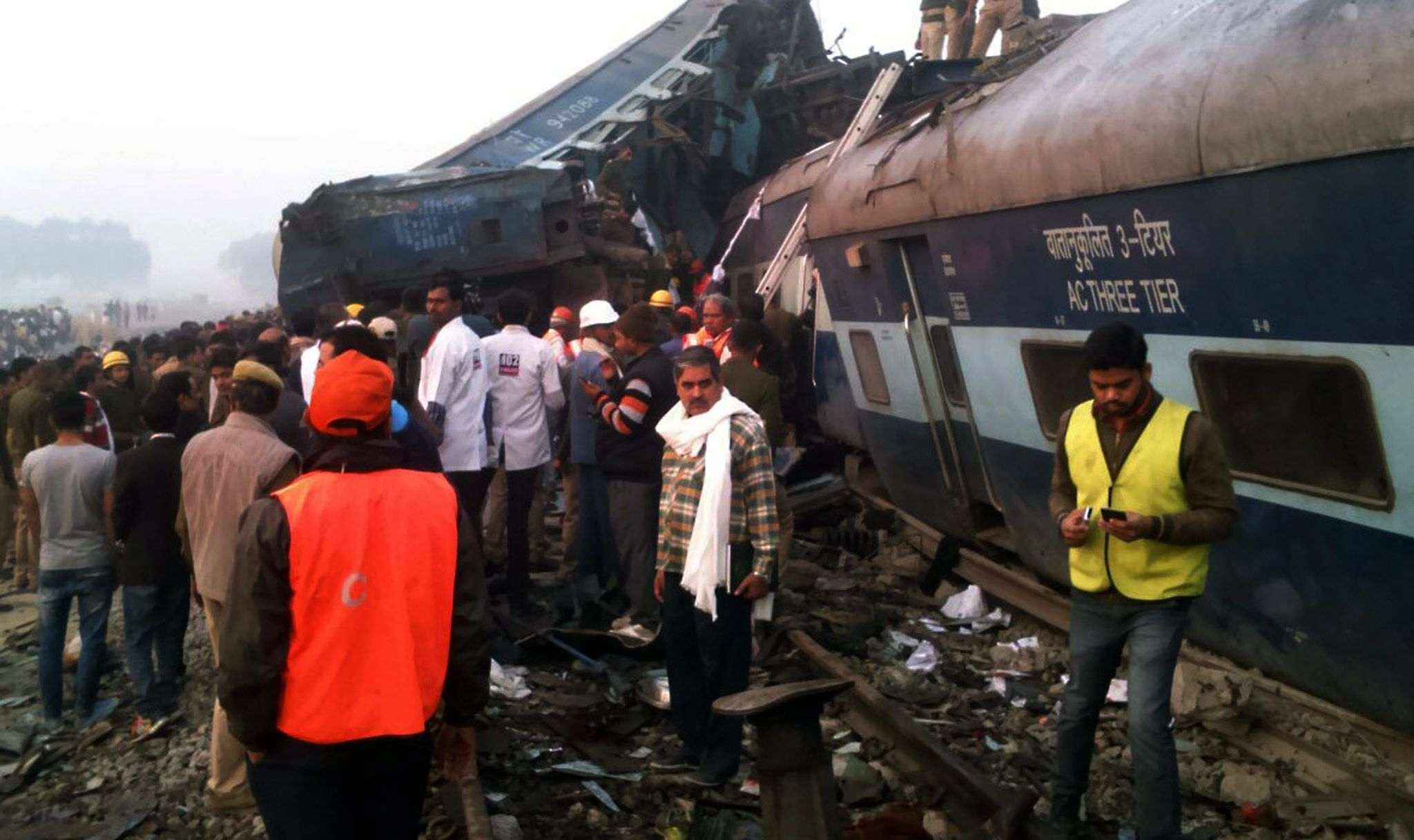 Al menos 120 muertos y 200 heridos en un accidente de tren en la India