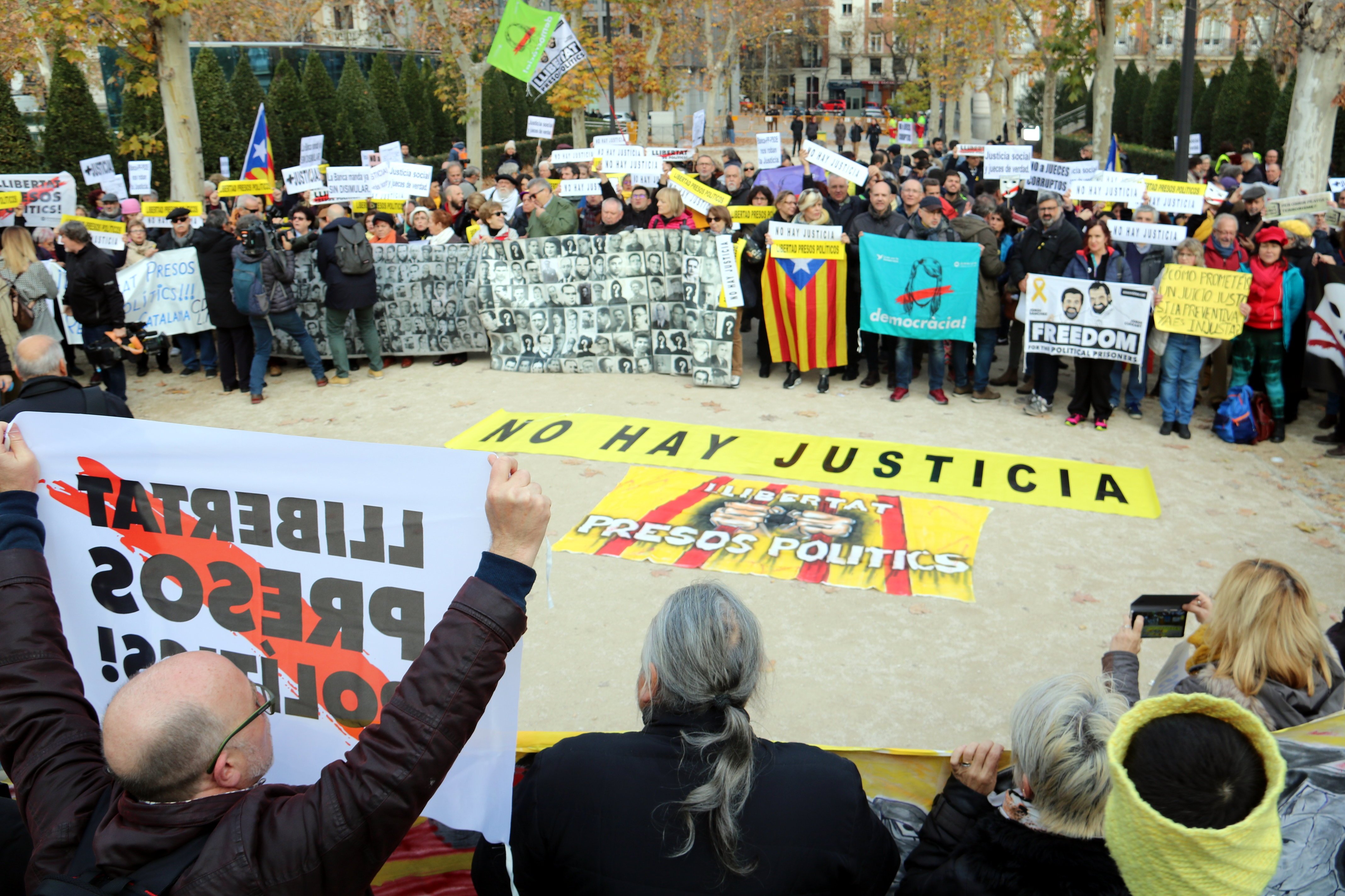 Centenars de persones de tot l'Estat denuncien davant del Suprem que "no hi ha justícia"