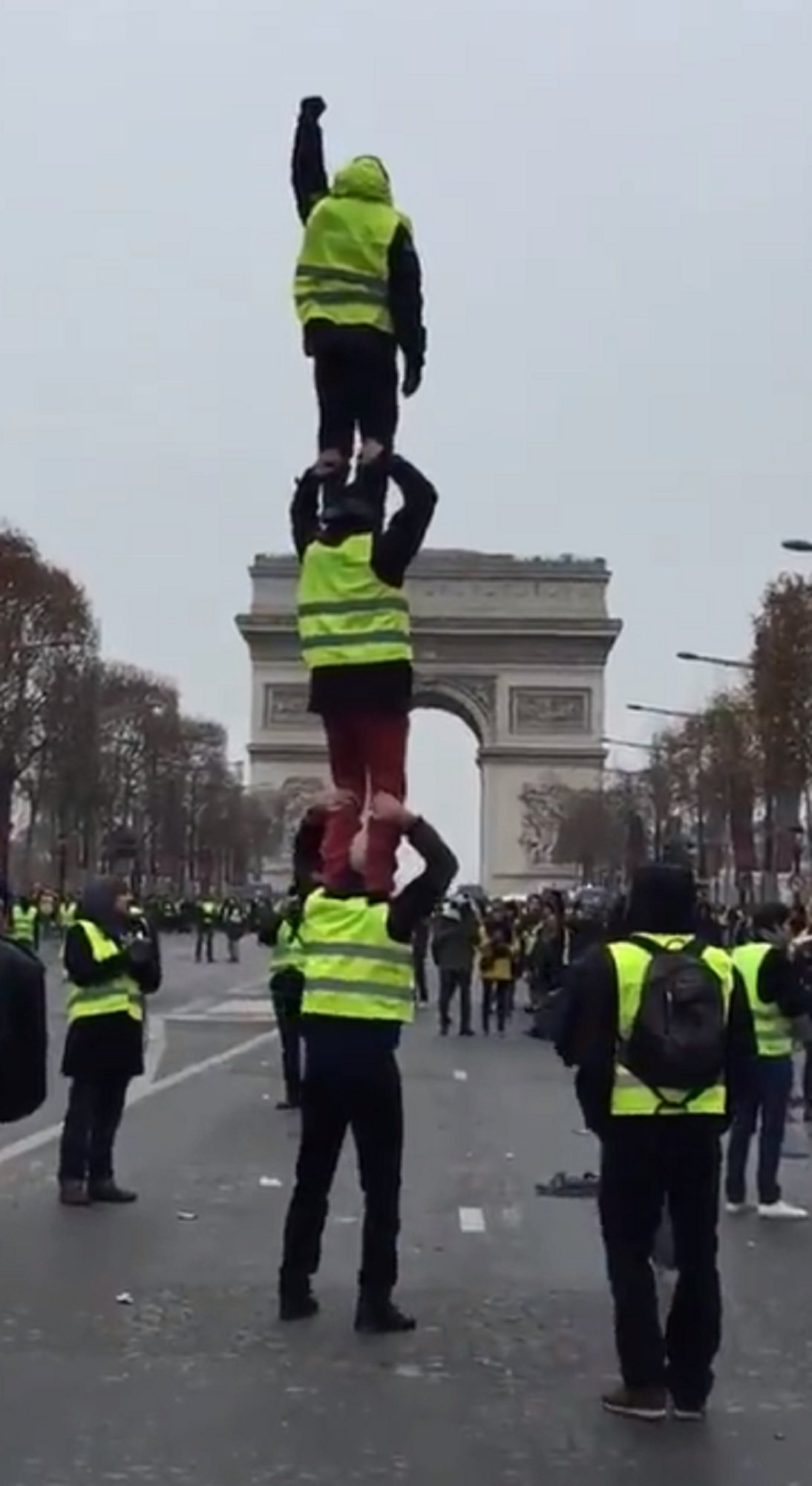 Vídeo: El intento de pilar de tres de los 'chalecos amarillos'