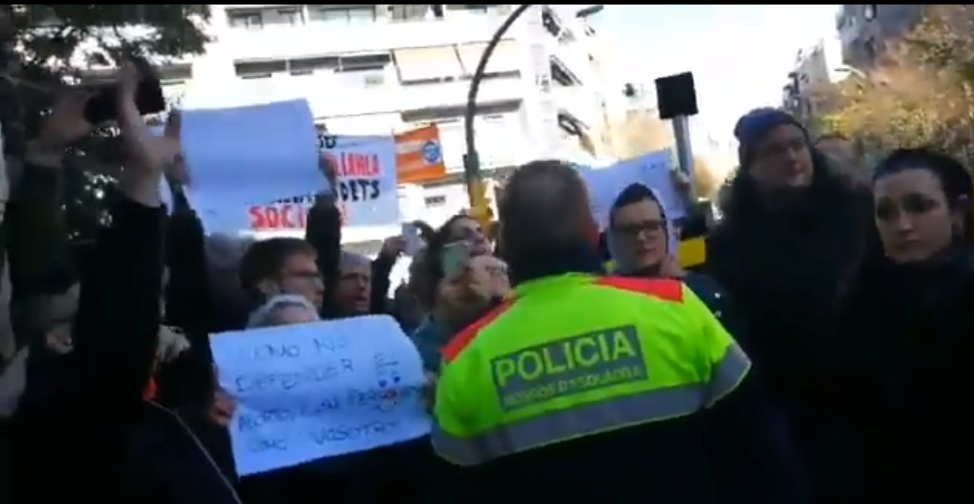 Vídeo: Tensió en l'intent de Vox de muntar una carpa a Barcelona