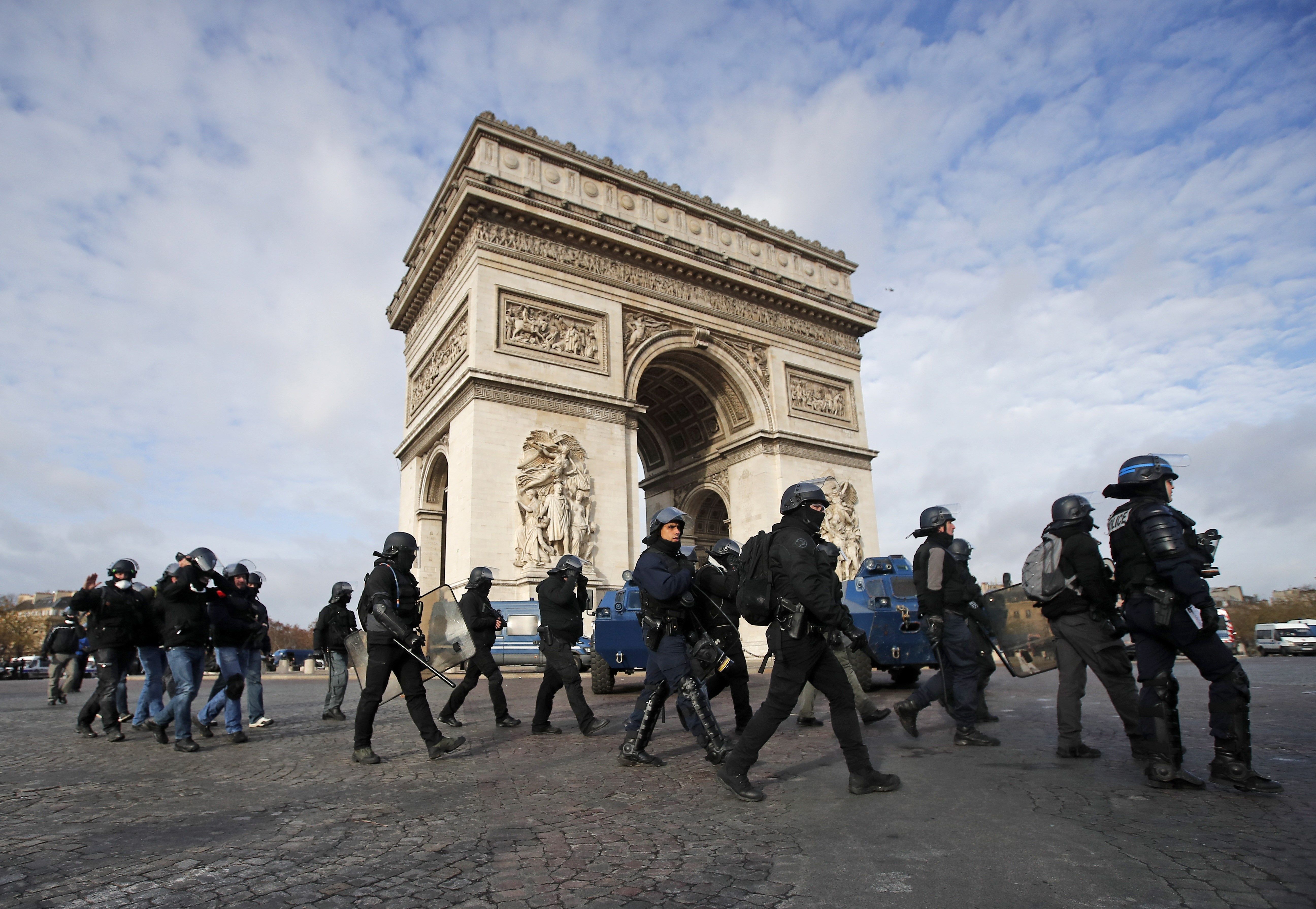 VÍDEO: La imatge més surrealista de les protestes a França