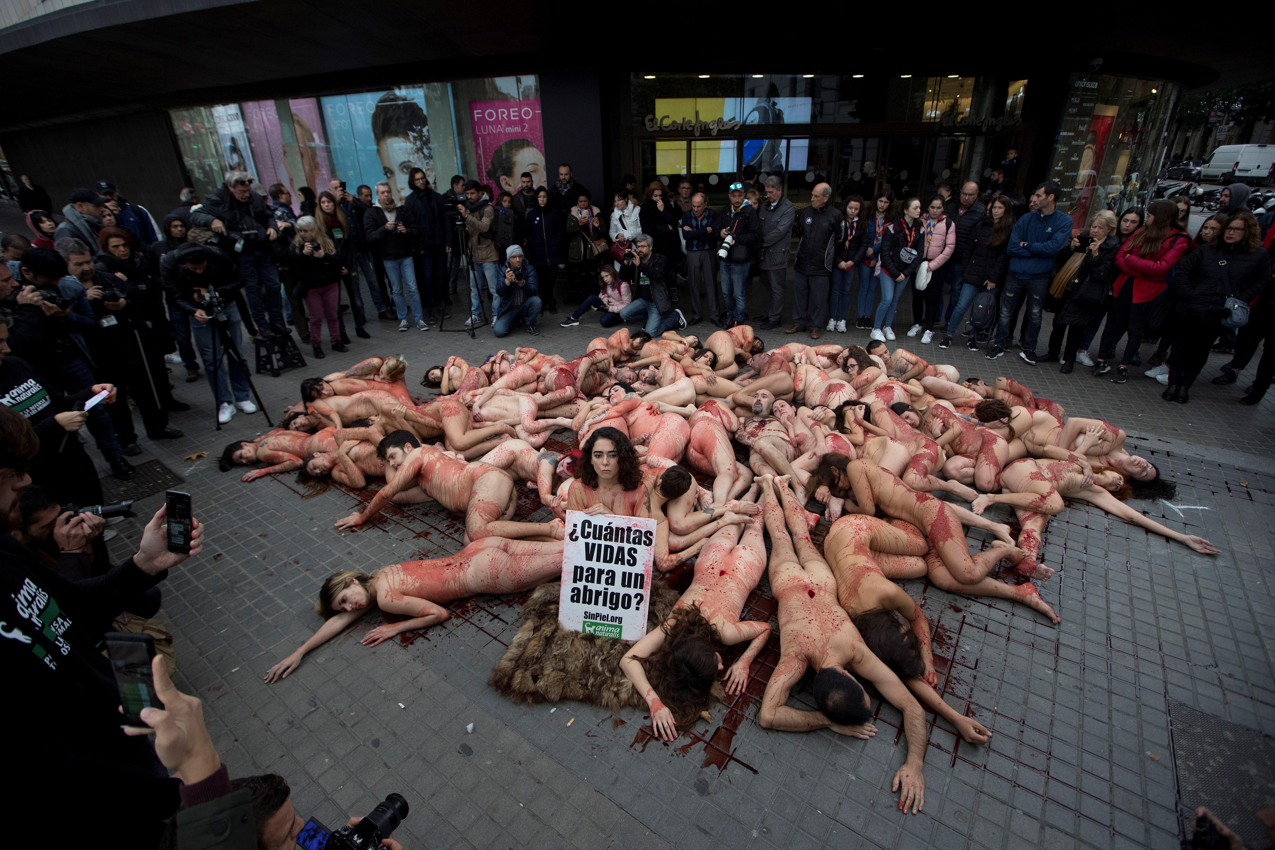 Animalistes protesten nus contra la indústria pelletera al centre de Barcelona
