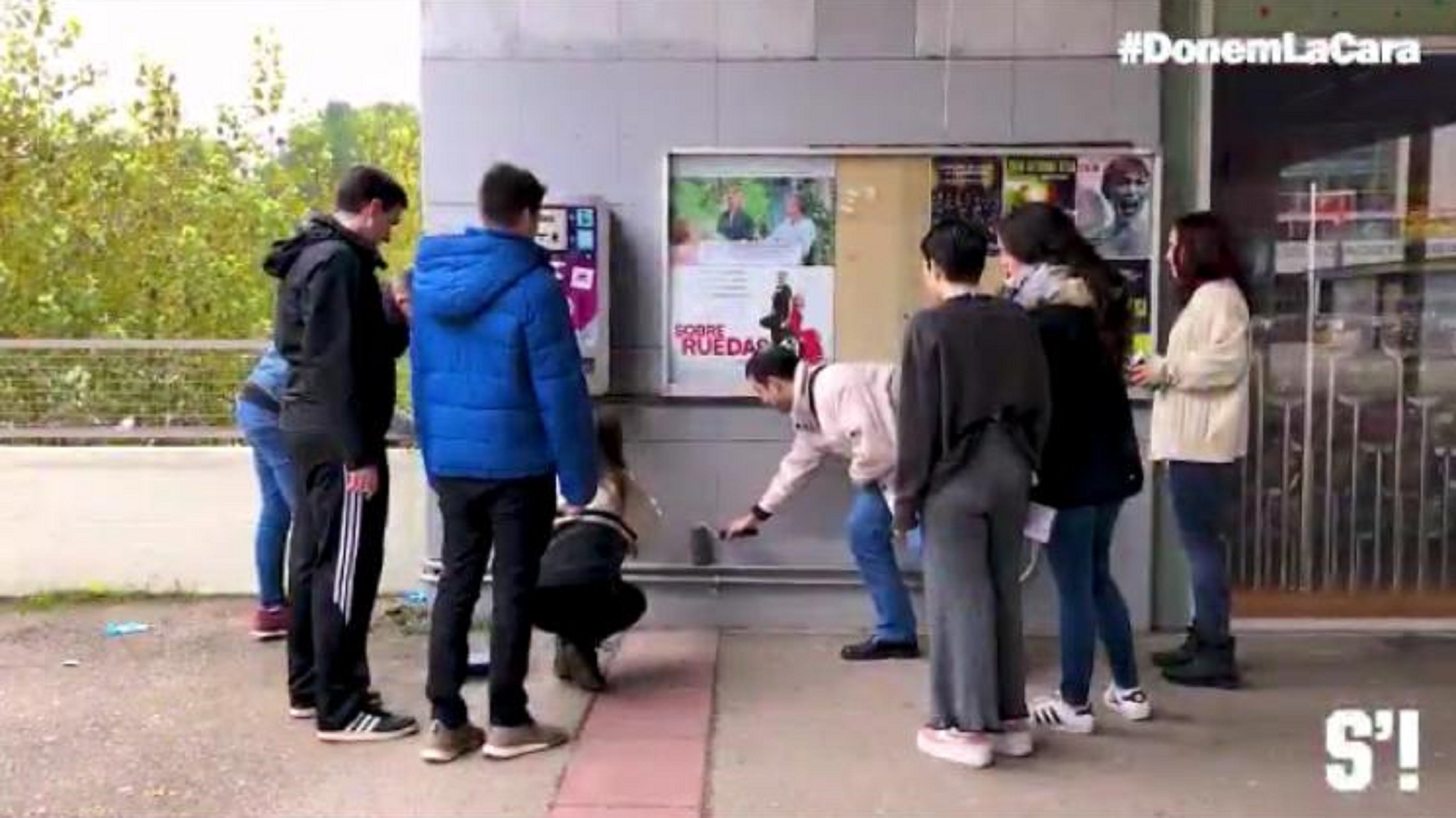 Estudiants unionistes esborren pintades independentistes de la UAB