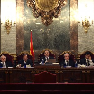 El magistrado Manuel Marchena (c) Tribunal Suprem cas 1 O Andrés Palomo (i), Luciano Varela (2i), Andrés Martínez Arreieta (3i), Juan Ramón Berdugo (3d) Antonio del Moral (2d) y Ana Ferrer (d) EFE El magistrado Manuel Marchena (c) Tribunal Suprem cas 1 O Andrés Palomo (i), Luciano Varela (2i), Andrés Martínez Arreieta (3i), Juan Ramón Berdugo (3d) Antonio del Moral (2d) y Ana Ferrer (d) EFE