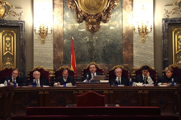 El magistrado Manuel Marchena (c) Tribunal Supremo caso 1 O Andrés Palomo (y), Luciano Varela (2i), Andrés Martínez Arreieta (3i), Juan Ramón Berdugo (3d) Antonio del Moral (2d) y Ana Ferrer (d) EFE