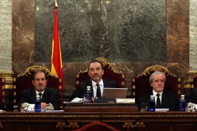 El magistrado Manuel Marchena (c) preside el tribunal, junto a los jueces Andrés Martínez Arreieta (i) y Juan Ramón Berdugo (d) cas 1 O Tribunal Suprem Efe