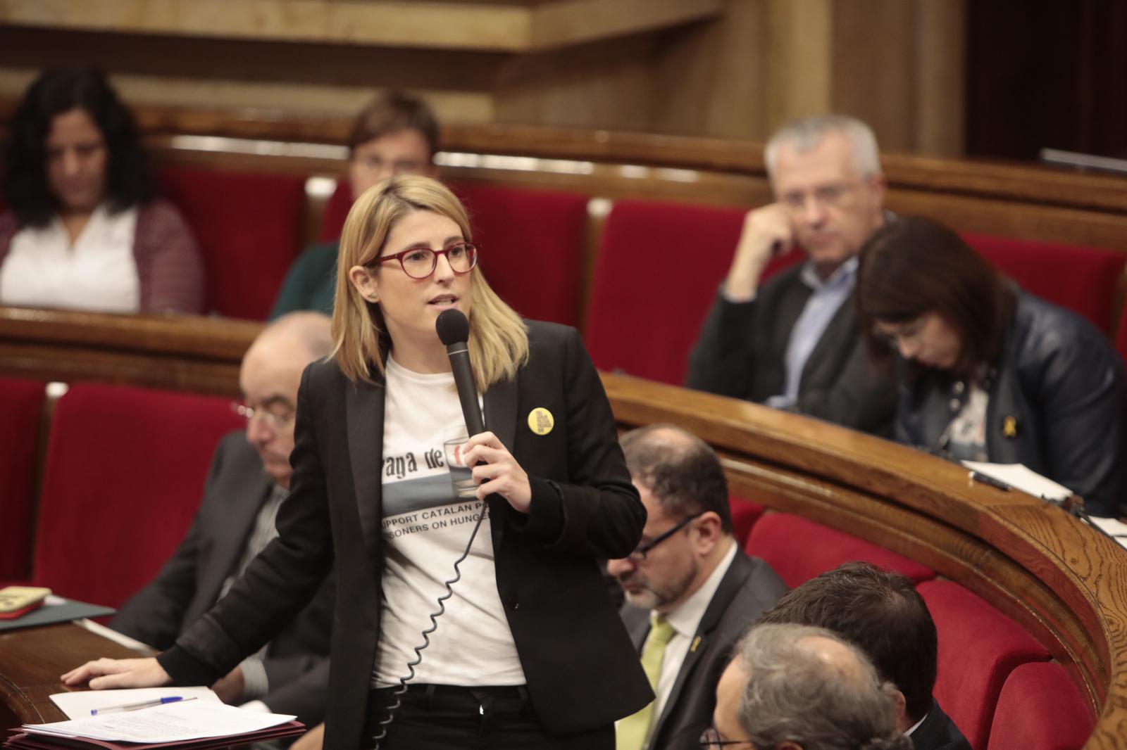 Diputados de JxCat y ERC reivindican la huelga de hambre con una camiseta en el pleno