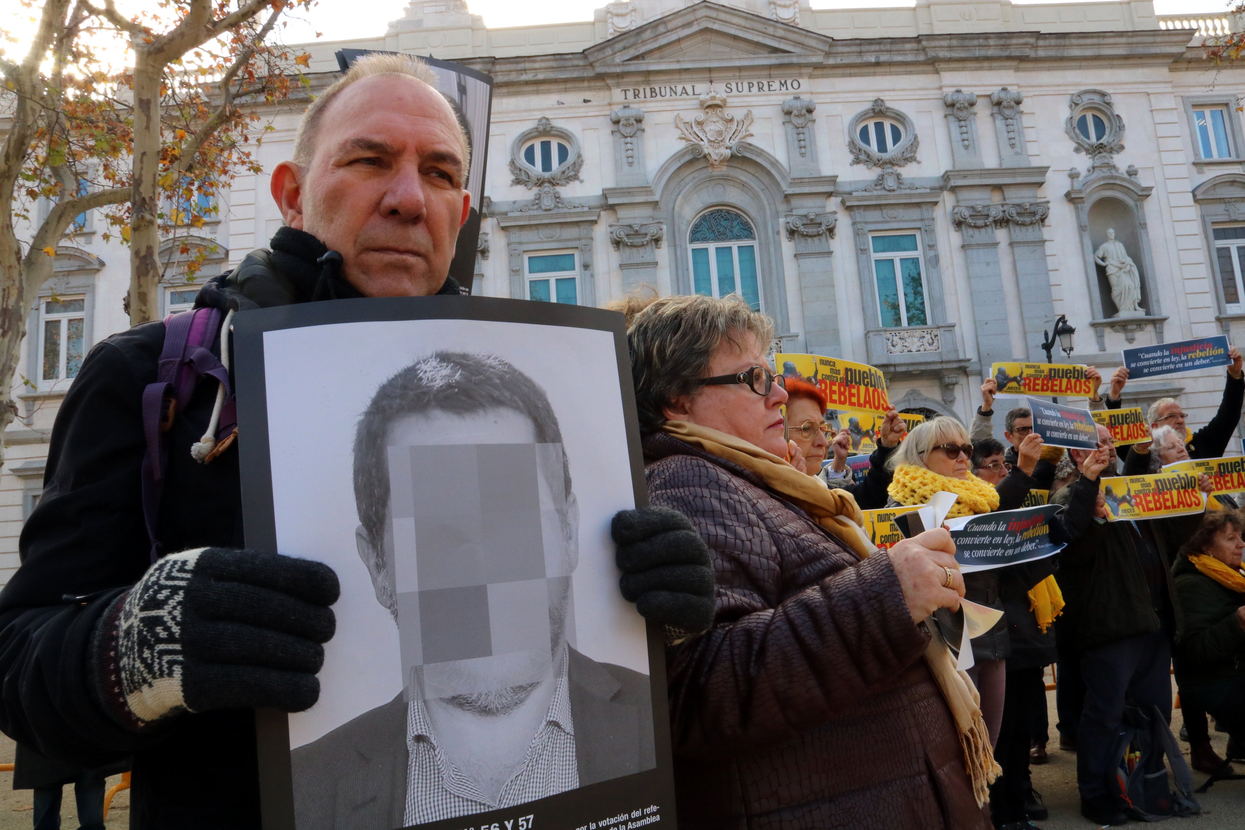 Protesta ante del Supremo en apoyo de los presos y los exiliados