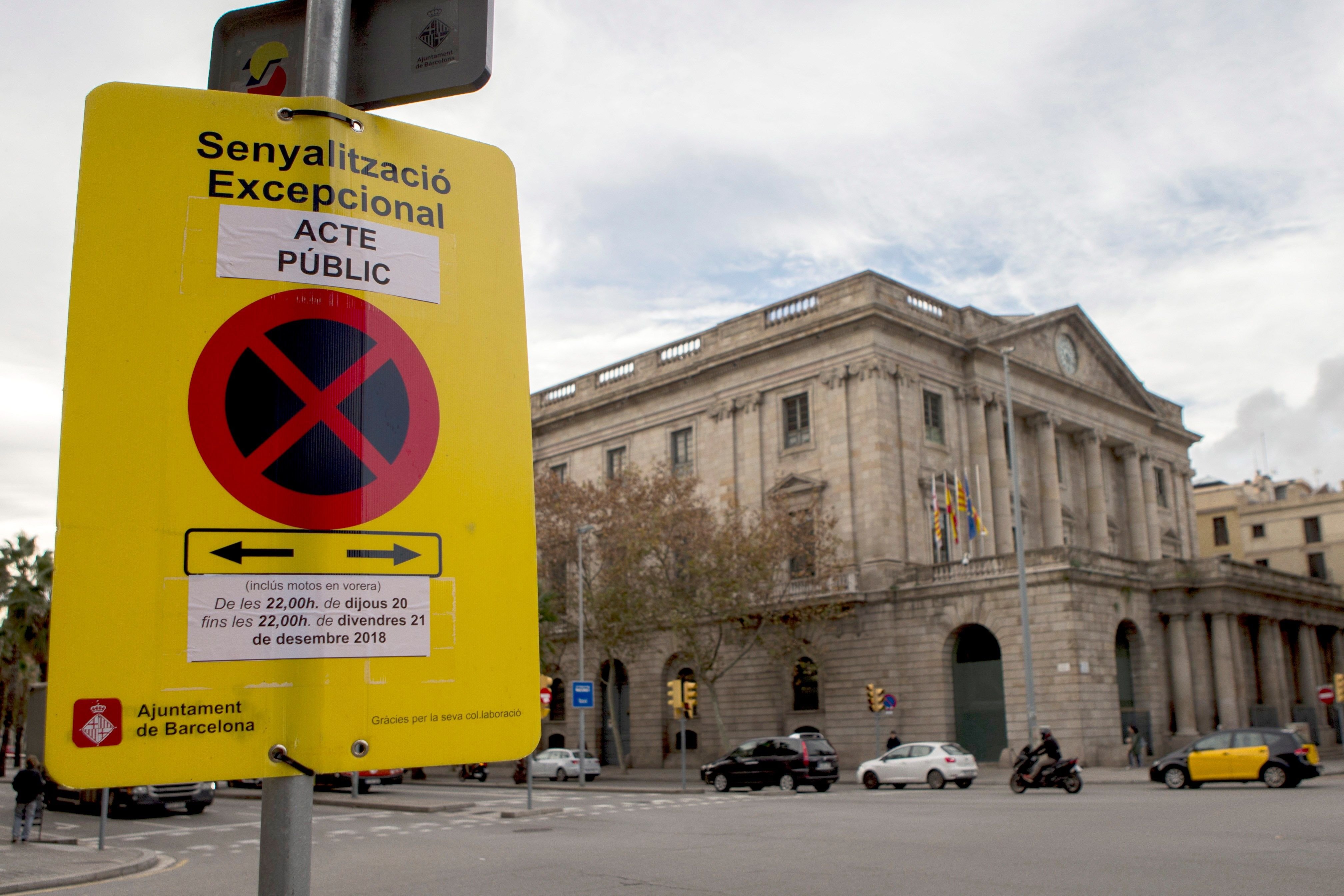 Impedir la celebració d'un Consell de Ministres, penat amb fins a cinc anys de presó