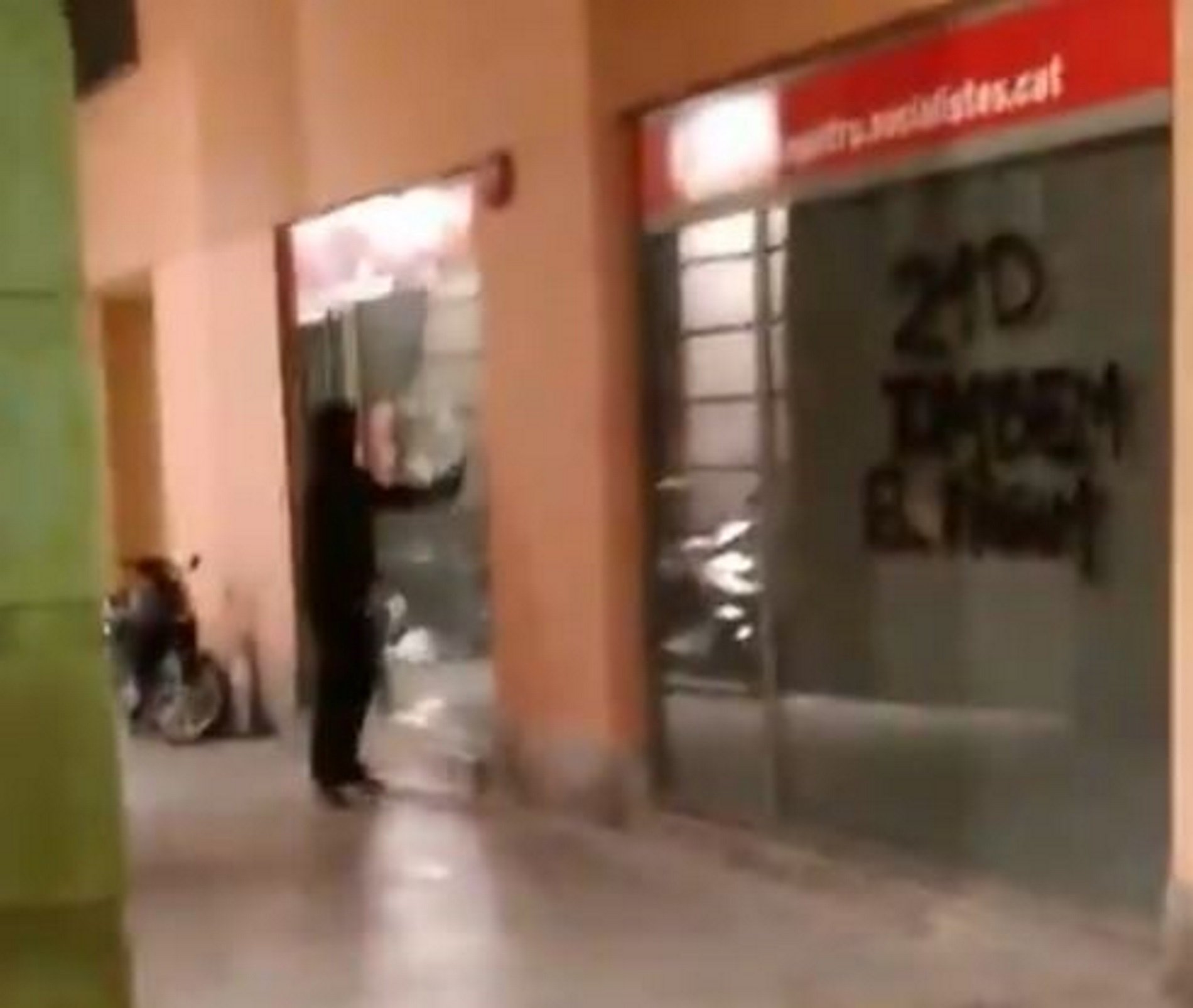 VÍDEO: Arran difon un atac a martellades a la seu del PSC a Vilanova i la Geltrú