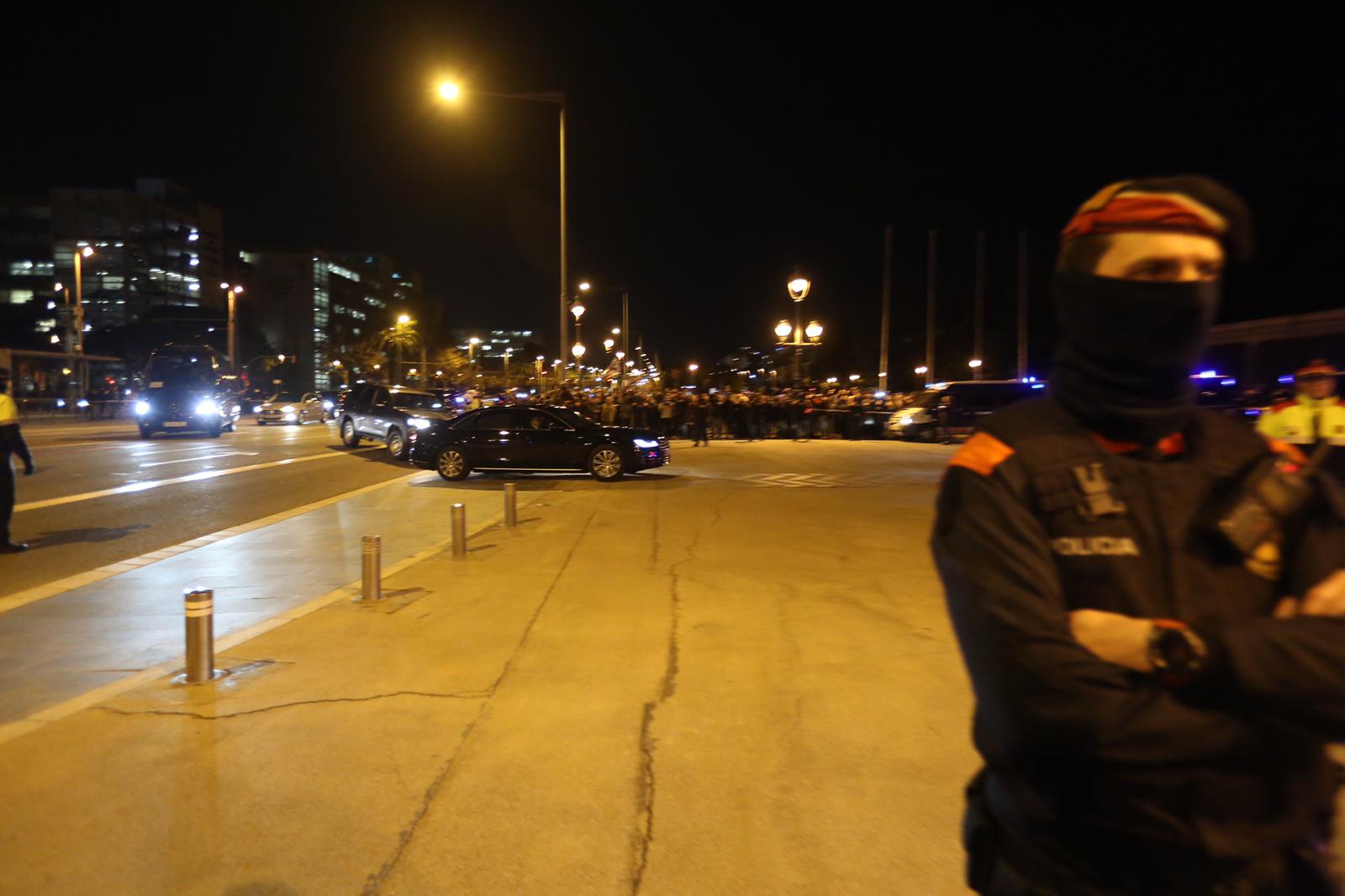 Pedro Sánchez, rebut entre crits d'independència a Barcelona