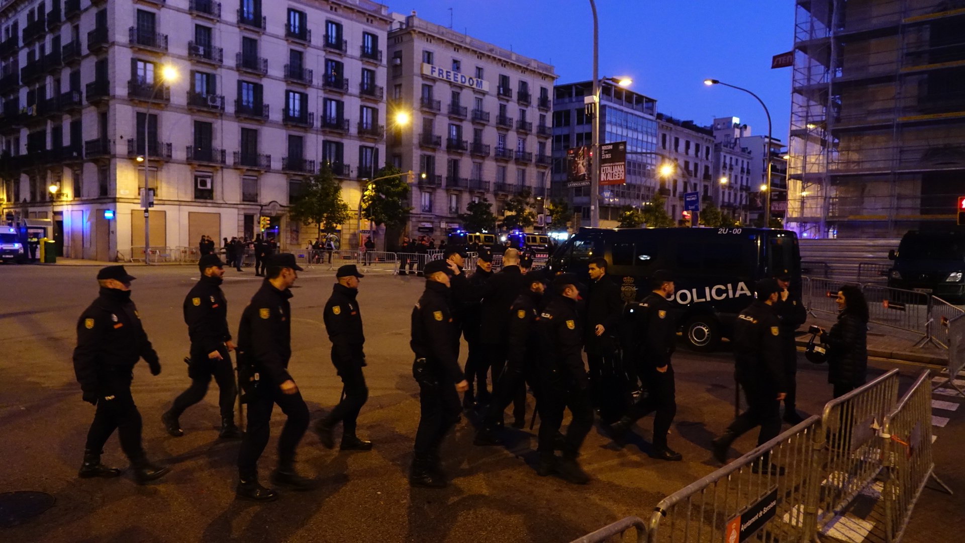 Fort dispositiu policial al voltant del Palau Llotja de Mar