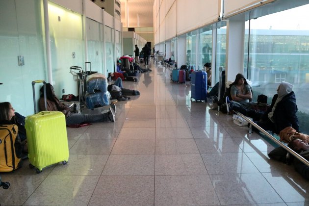 Viajeros durmiendo aeriport del Prat vaga 21D 2 ACN