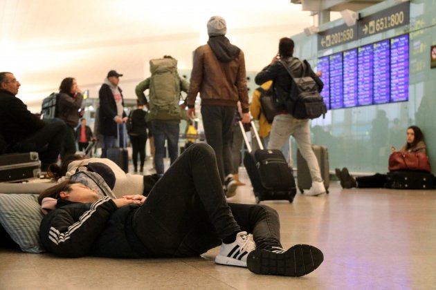 Viajeros durmiendo aeropuerto del Prat vaga 21D 3 ACN