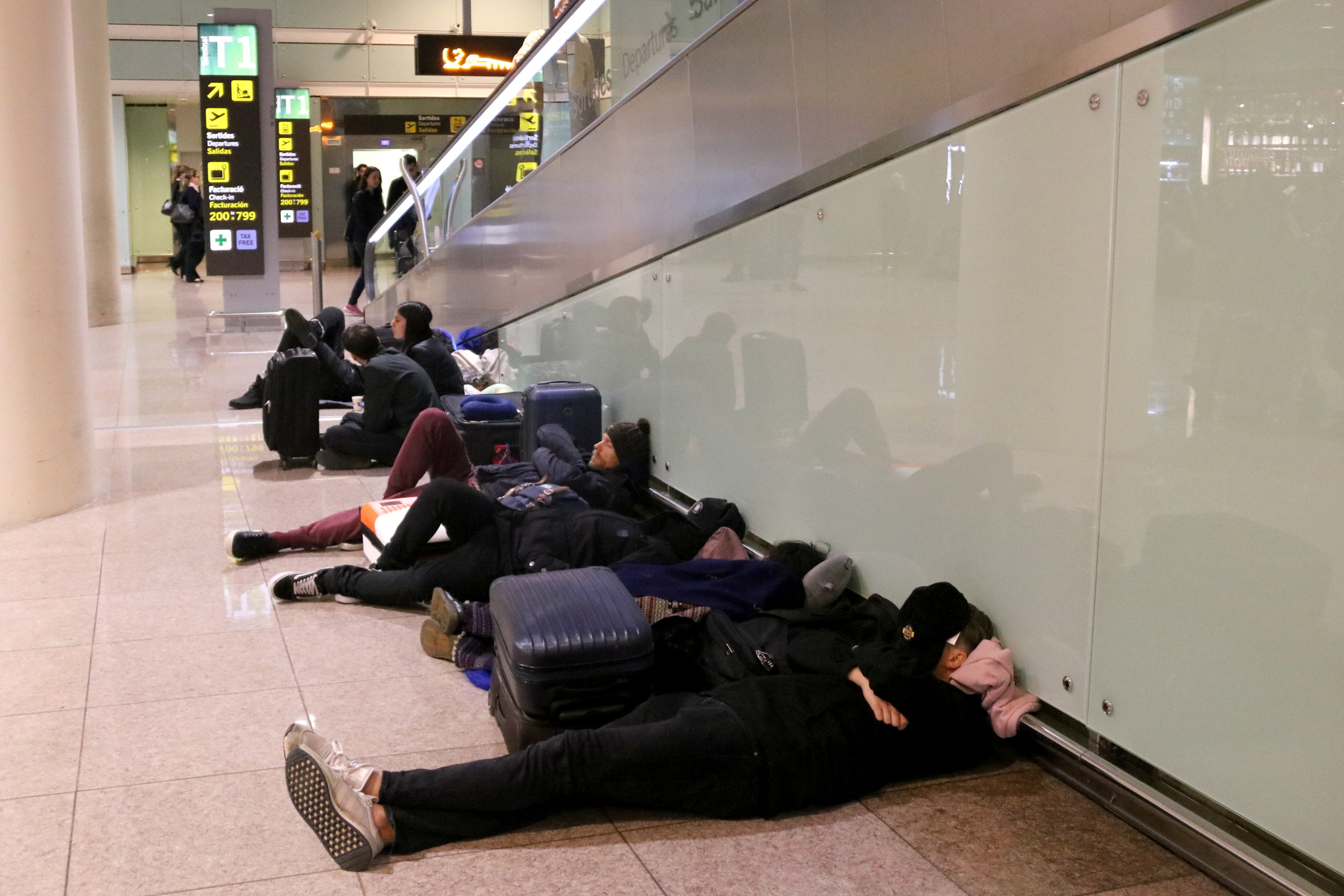 Centenares de viajeros pasan la noche en el aeropuerto por miedo a perder el vuelo