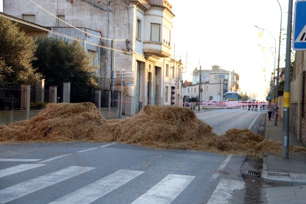 Bales de palla en un dels accessos tallats de Verges aquest 21 de desembre ACN