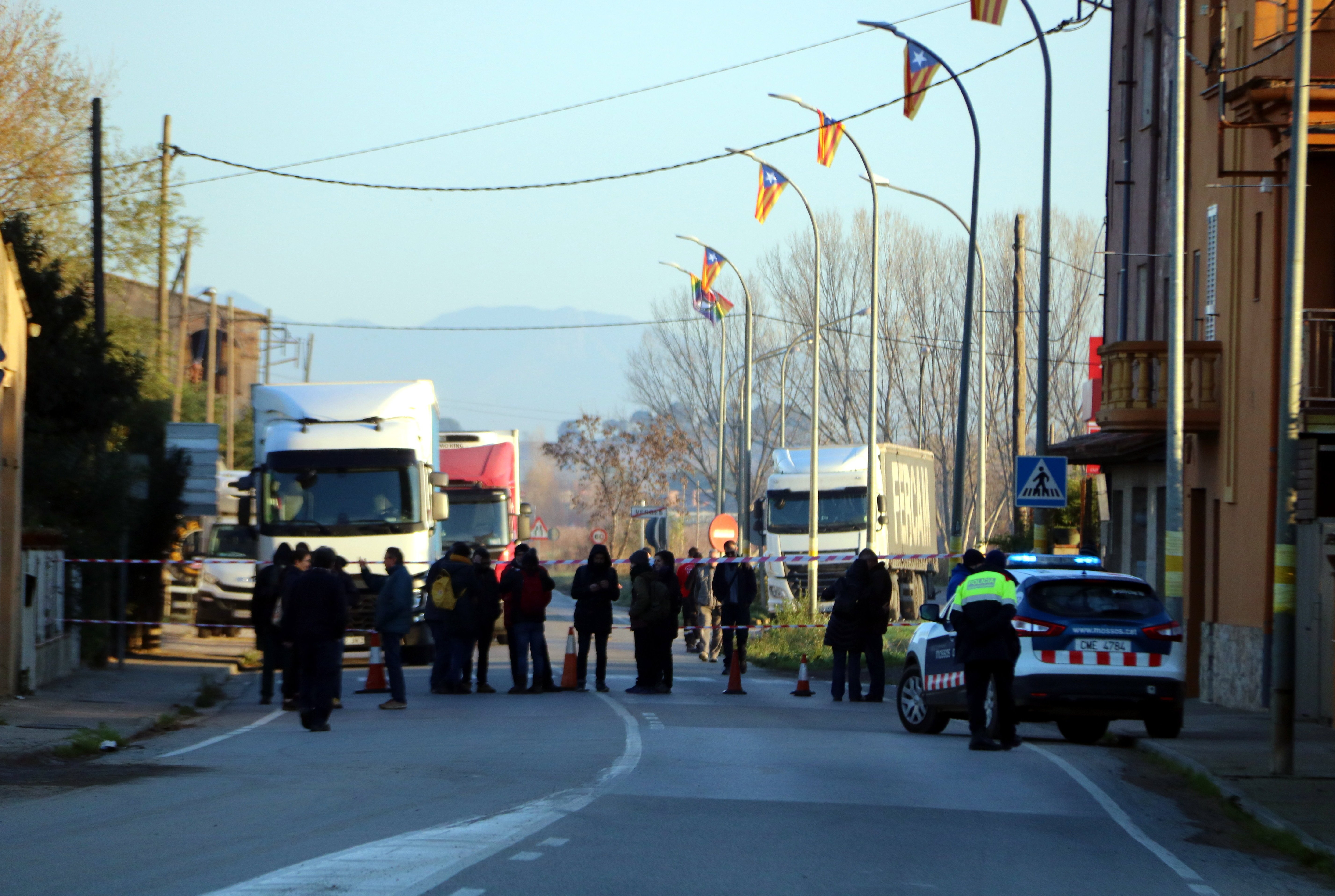 Un centenar de persones aïllen Verges tallant els quatre accessos al municipi