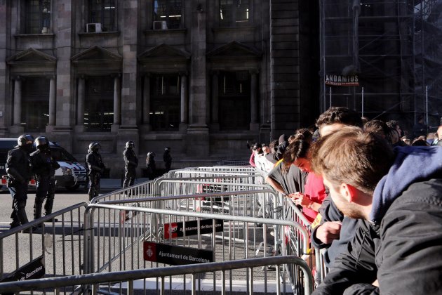 Valles separen manifestants de la Llotja de Mar   Carles Palacio