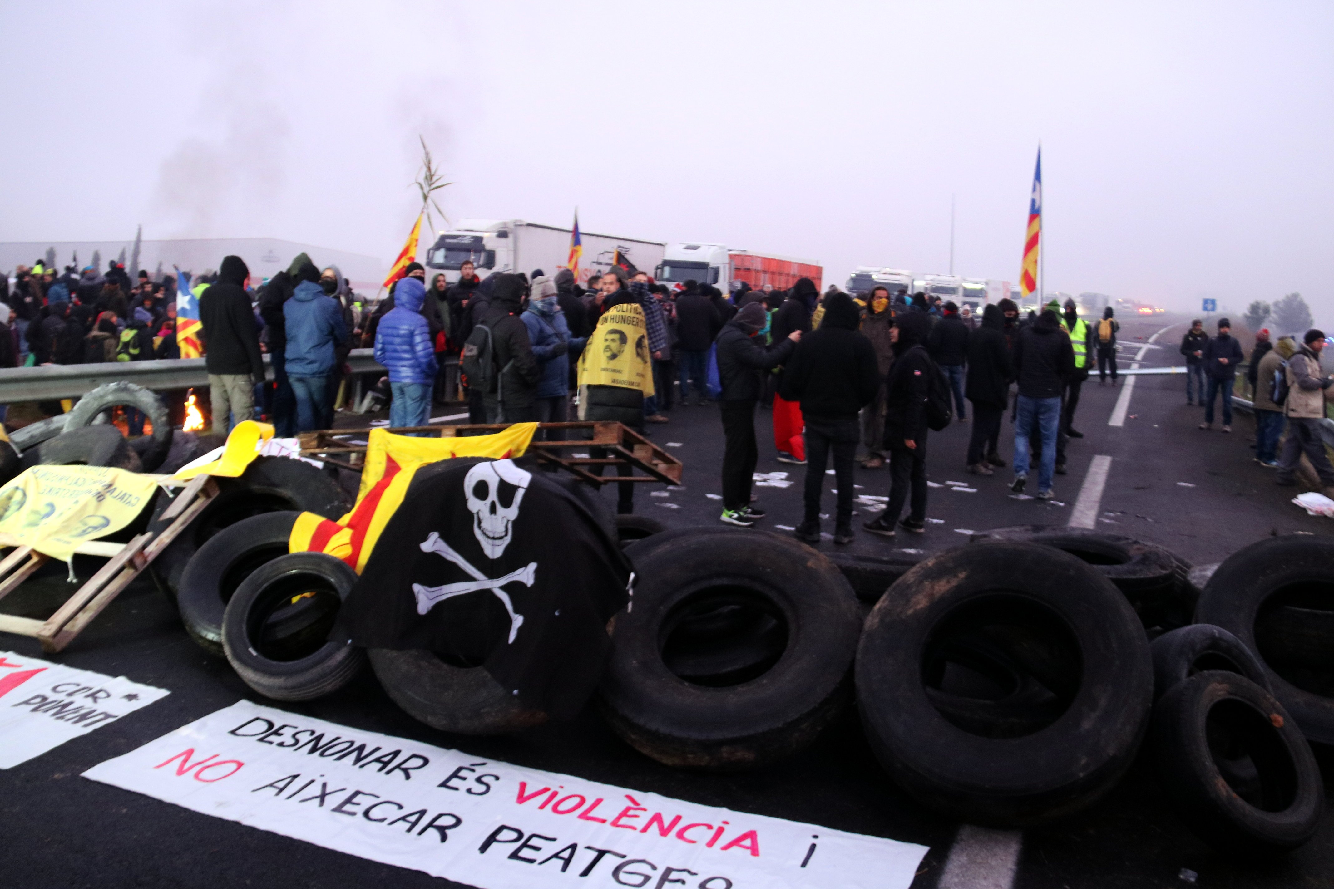 Uspac denuncia un accidente de dos Mossos en una barricada de neumáticos el 21-D