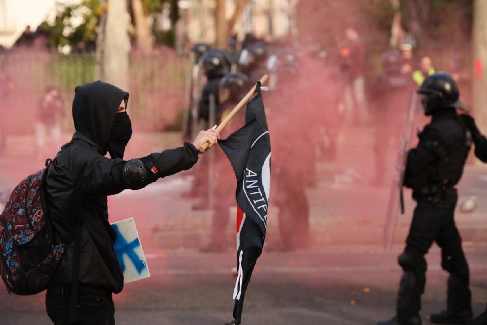 Cargas en el Paral·lel contra manifestantes que querían romper el cordón policial