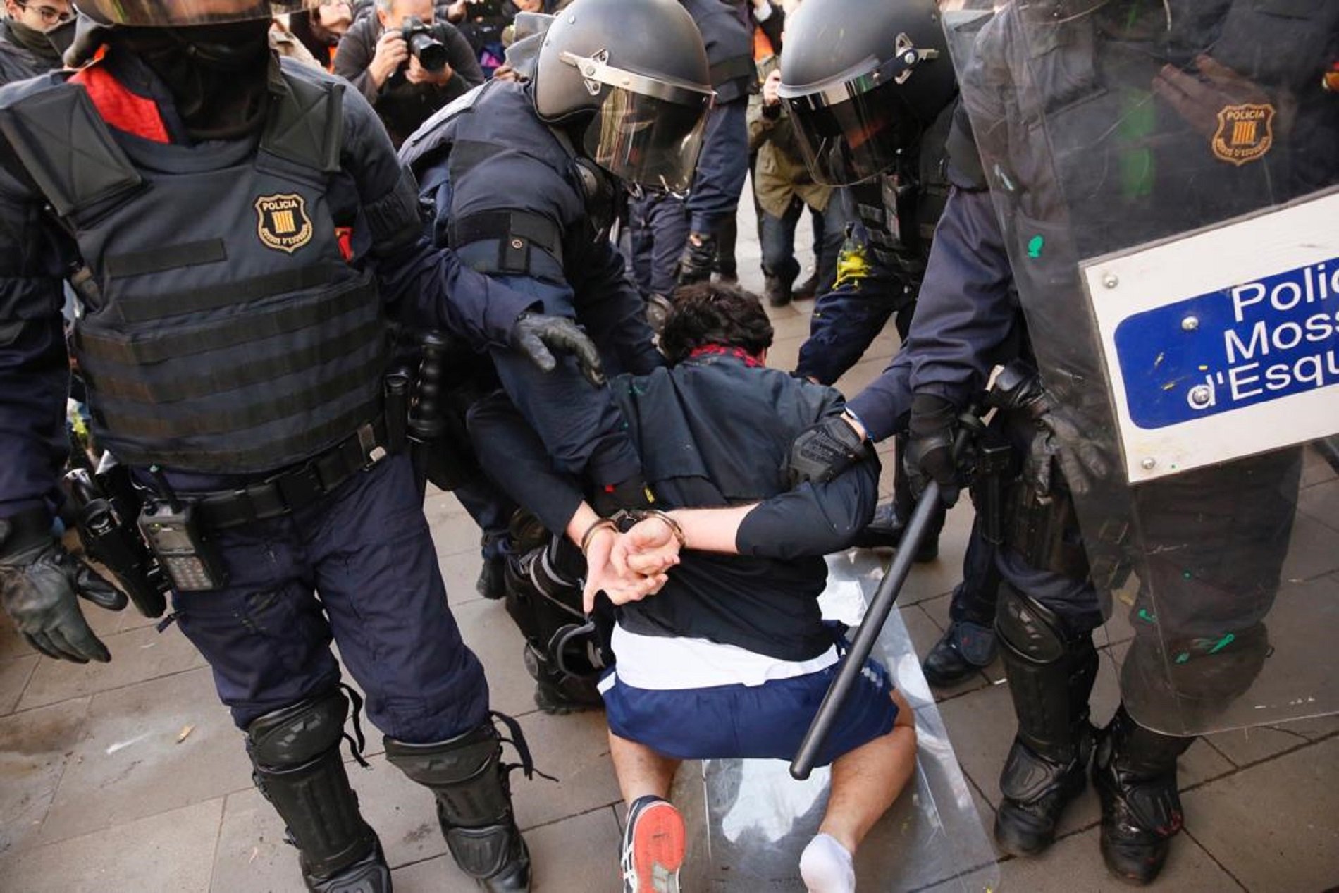 Tretze detinguts per desordres a Drassanes, Via Laietana i l'Ampolla