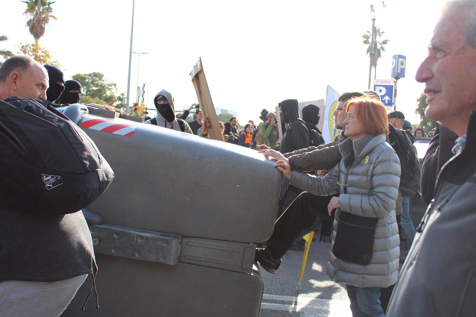 Rufián dona suport als manifestants que s’enfronten als encaputxats