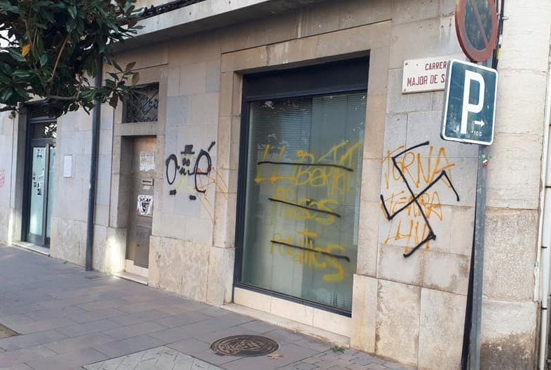 Aparecen pintadas nazis y contra Torra en el ayuntamiento de Sarrià de Ter