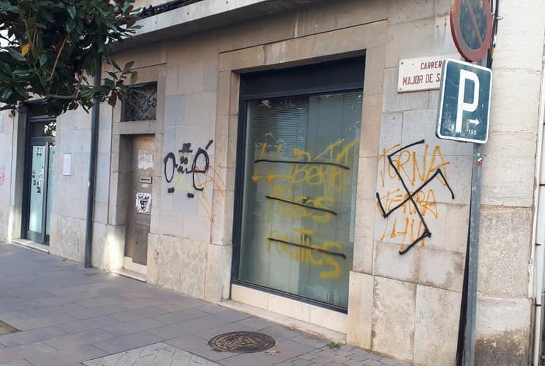 Apareixen pintades nazis i contra Torra a l'ajuntament de Sarrià de Ter