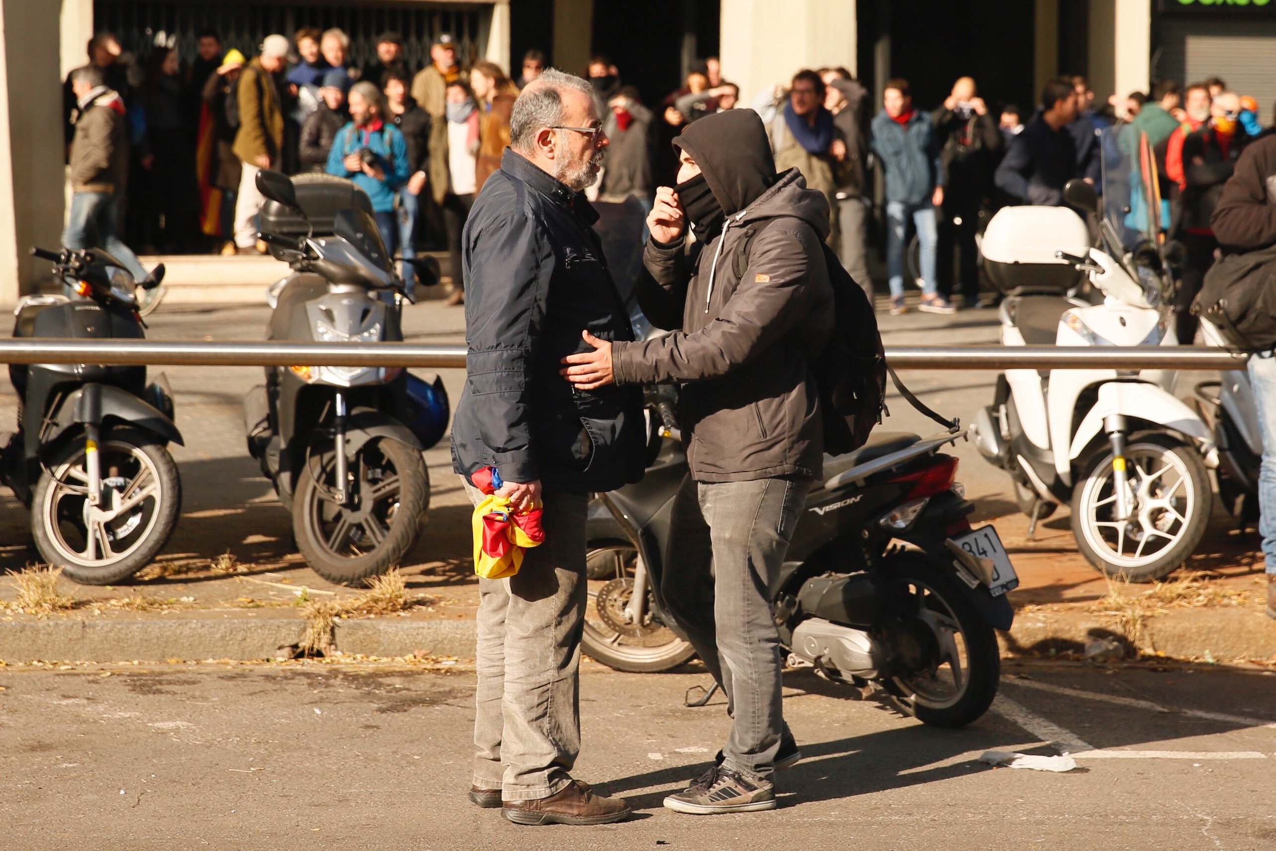 VÍDEO: Manifestants amb la cara destapada aturen els encaputxats