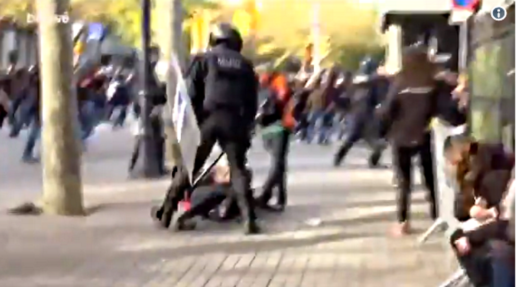 Vídeo: La polémica actuación de un mosso en las protestas de Barcelona