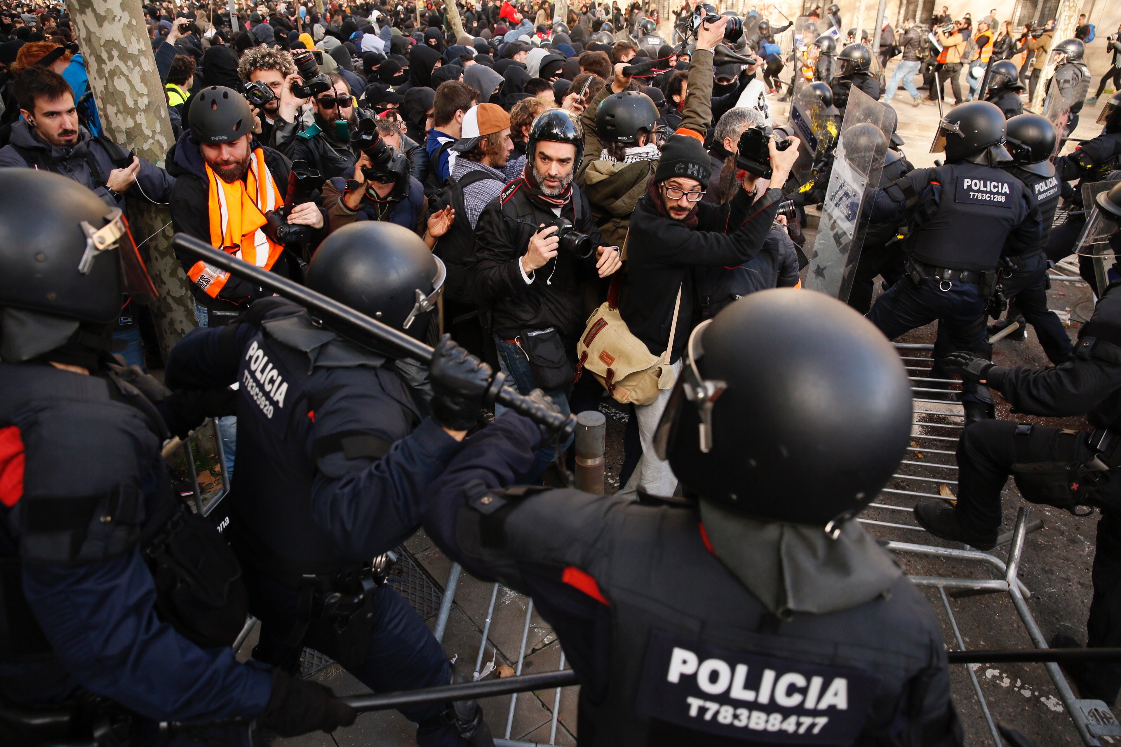 Las cargas policiales del 21-D, en la portada del 'The National'