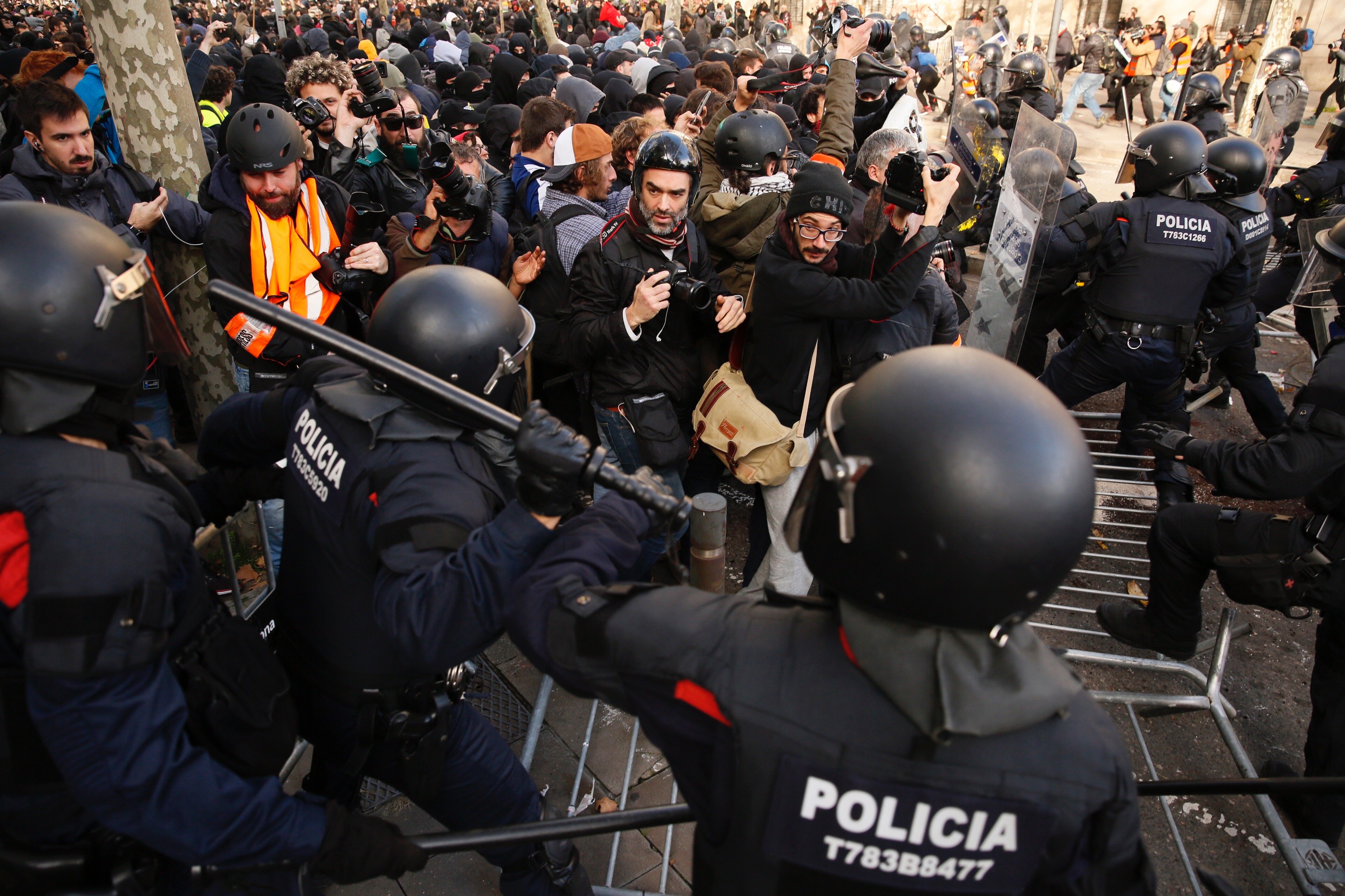 Ofensiva dels afectats per les càrregues de l'1-O per denunciar el seu cas a l'ONU