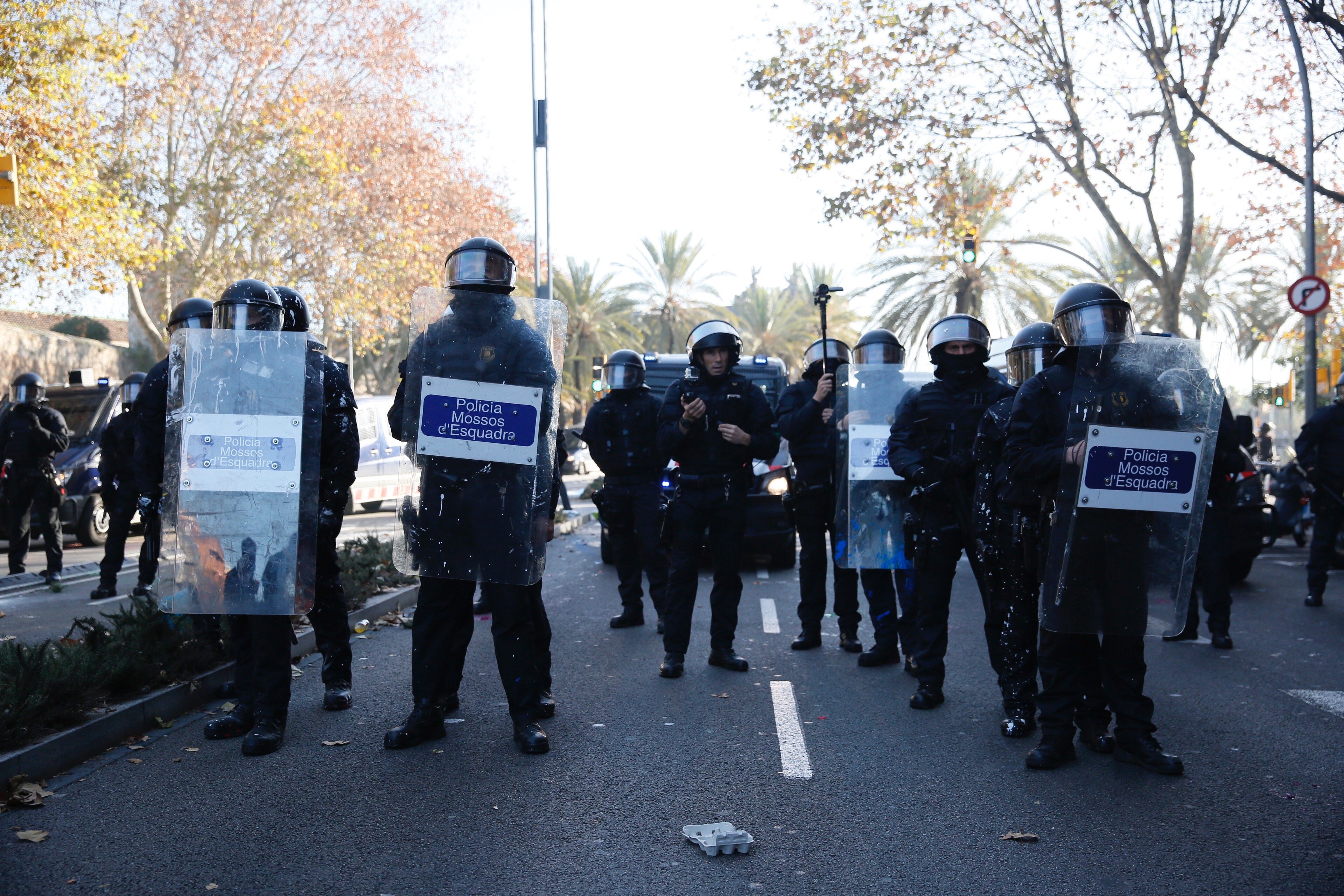 Dispositivo de máximos, con todos los mossos de orden público, para blindar al Rey