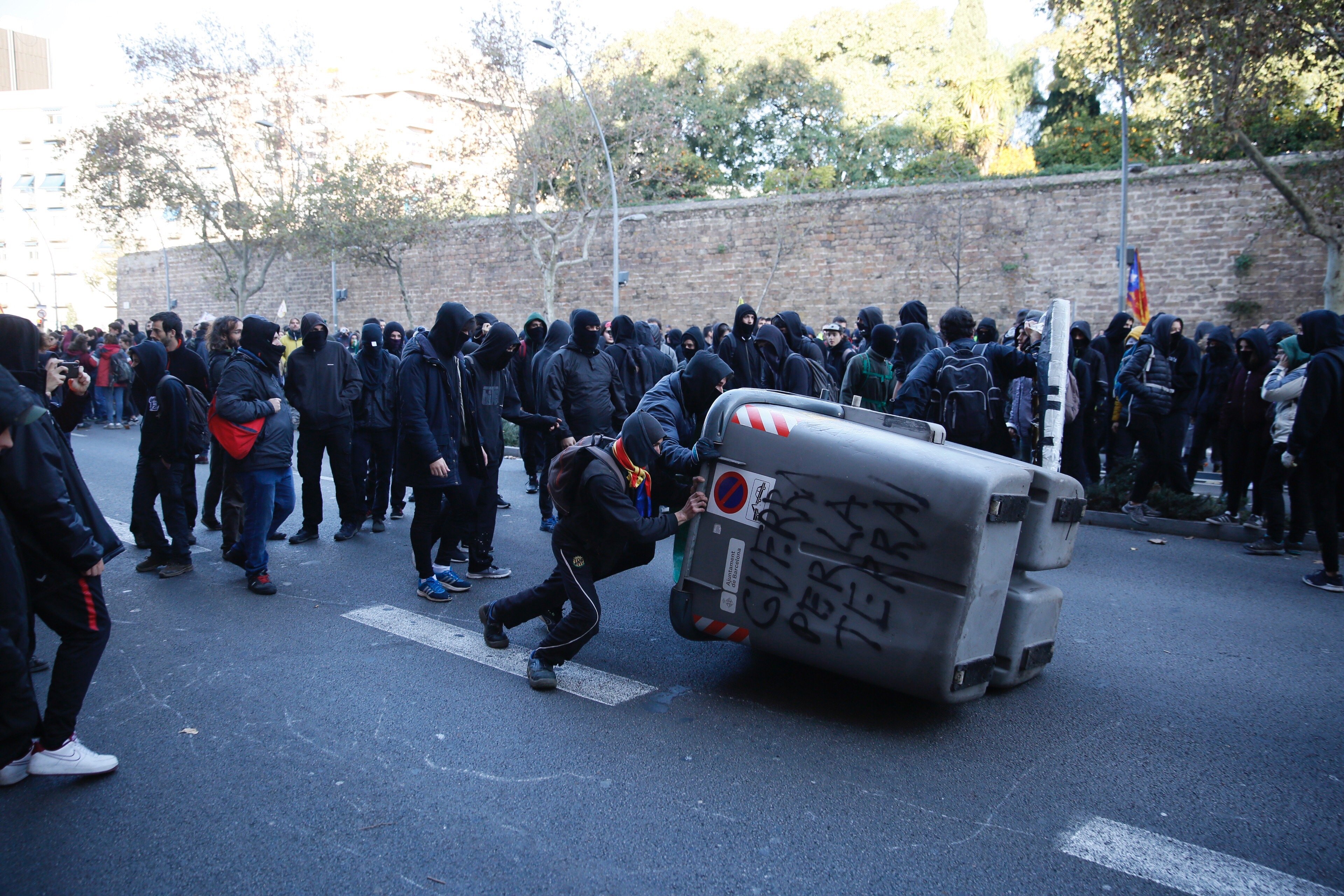 Condenado a un año y 11 meses por incidentes en el Consejo de Ministros en Barcelona