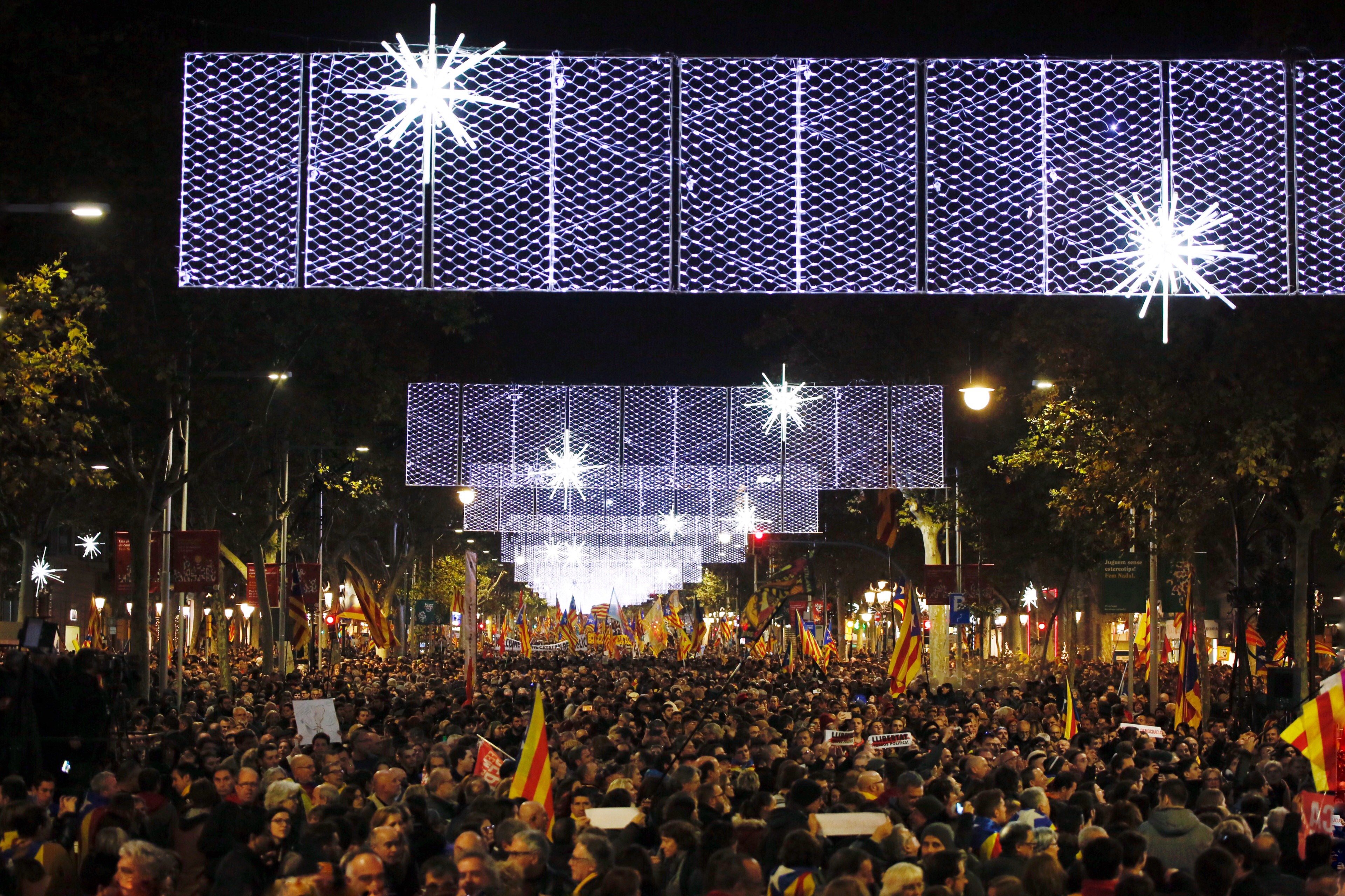 L’independentisme tanca la mobilització del 21-D amb una gran marxa "per tombar el règim"