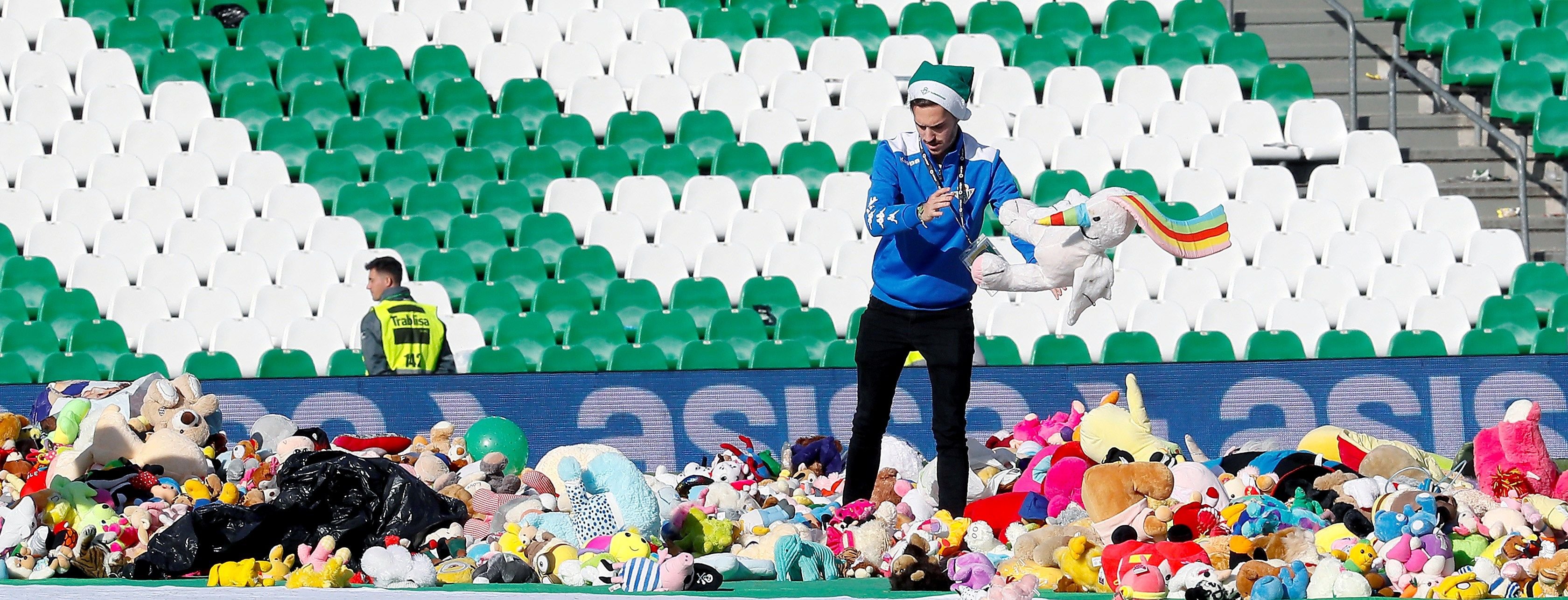 Lluvia solidaria de peluches en el Benito Villamarín