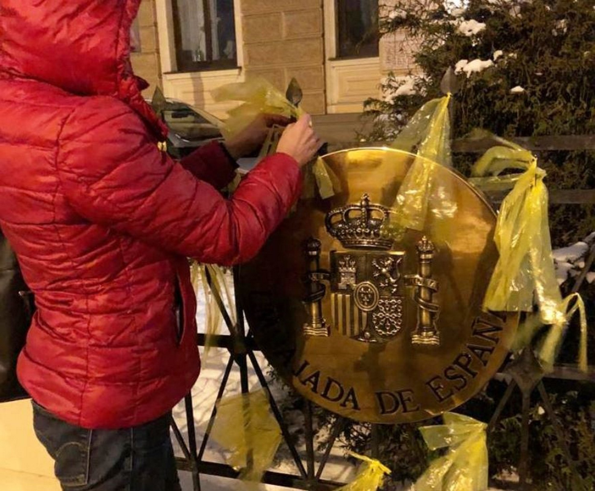 La embajada española en Letonia se tiñe de amarillo