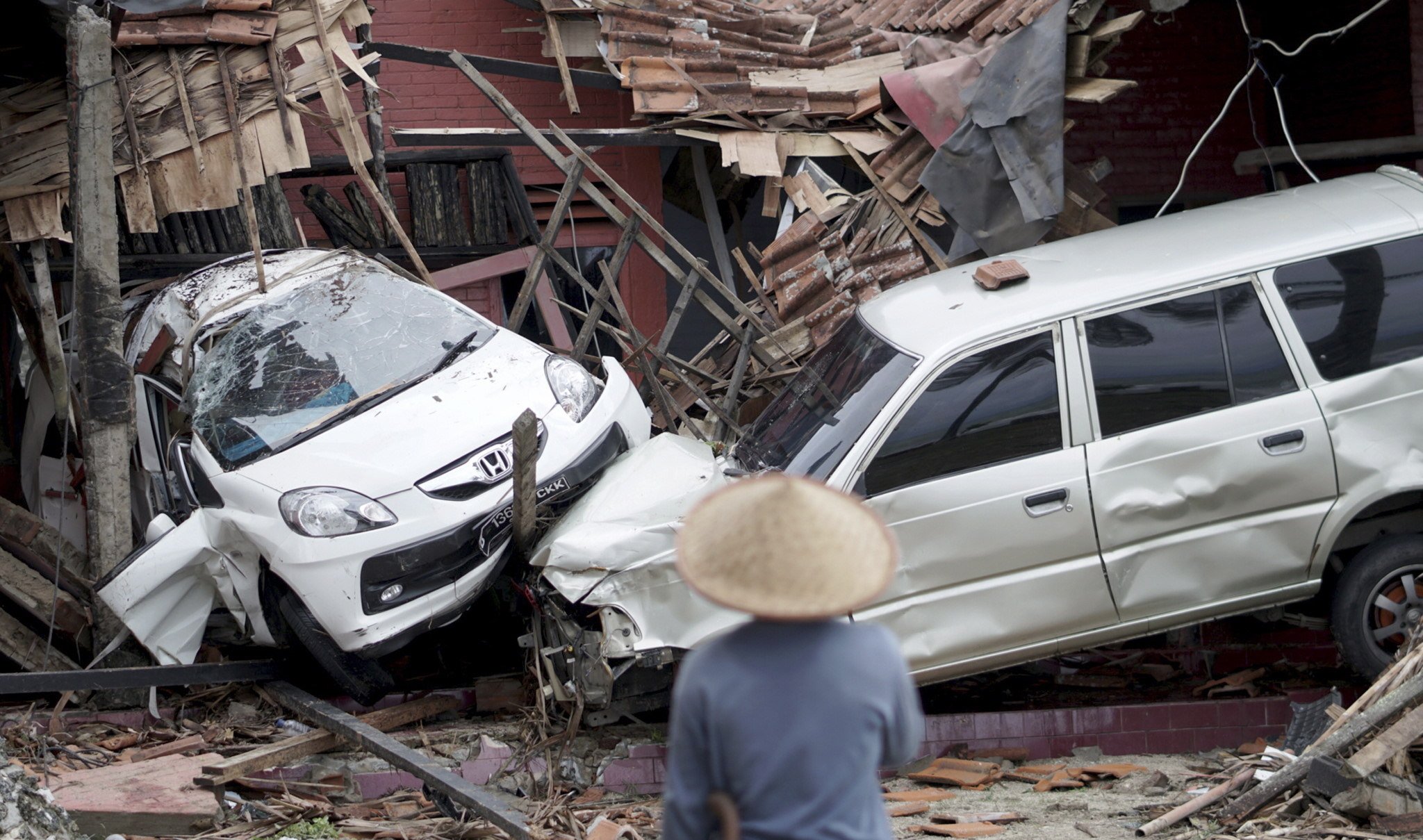 Un tsunami causa más de 220 muertos en Indonesia