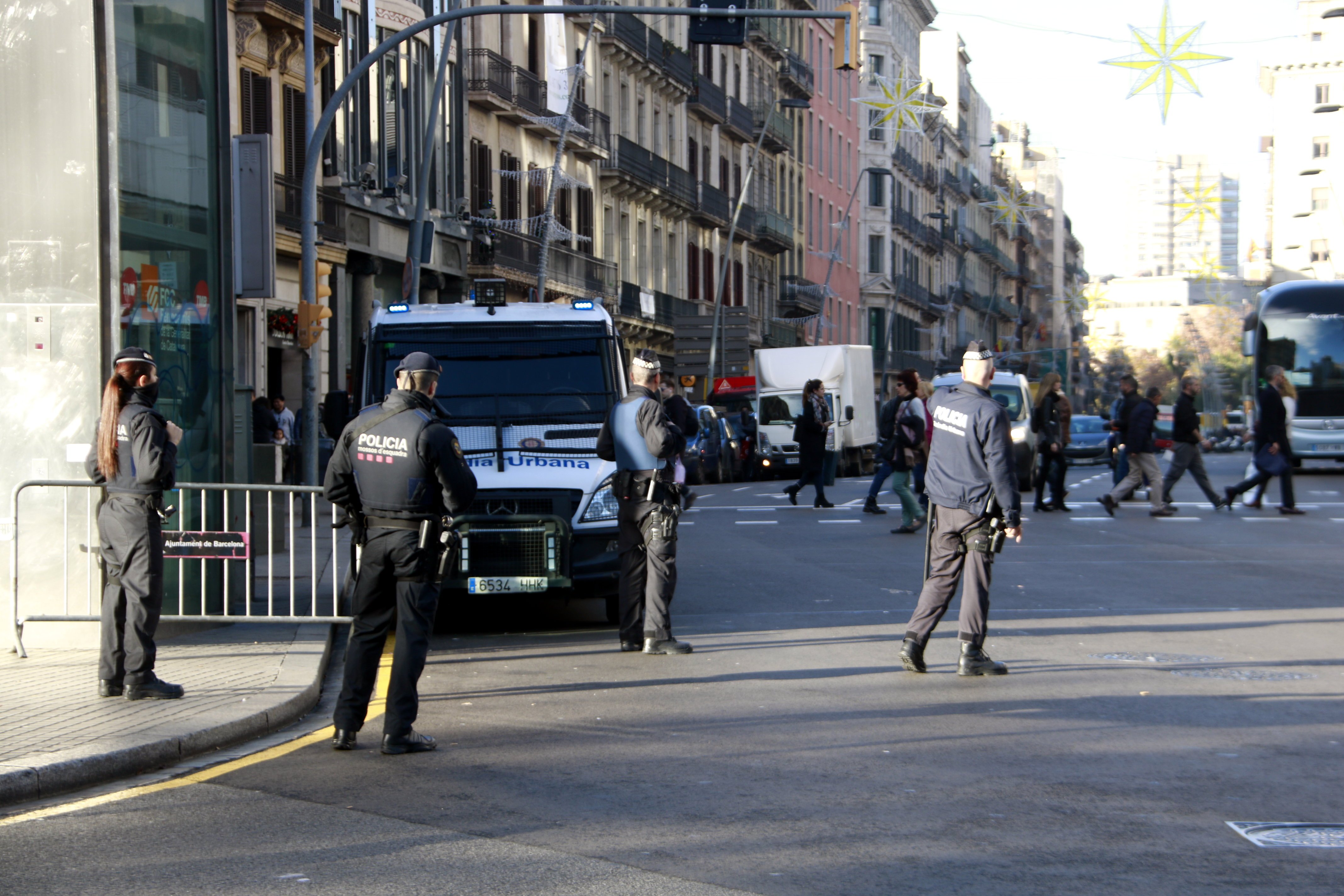 Els Mossos reforcen la vigilància a Barcelona per l'amenaça terrorista