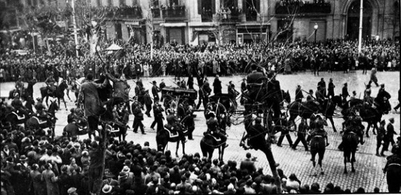 Enterren el president Macià: l’enterrament més multitudinari de la història de Catalunya