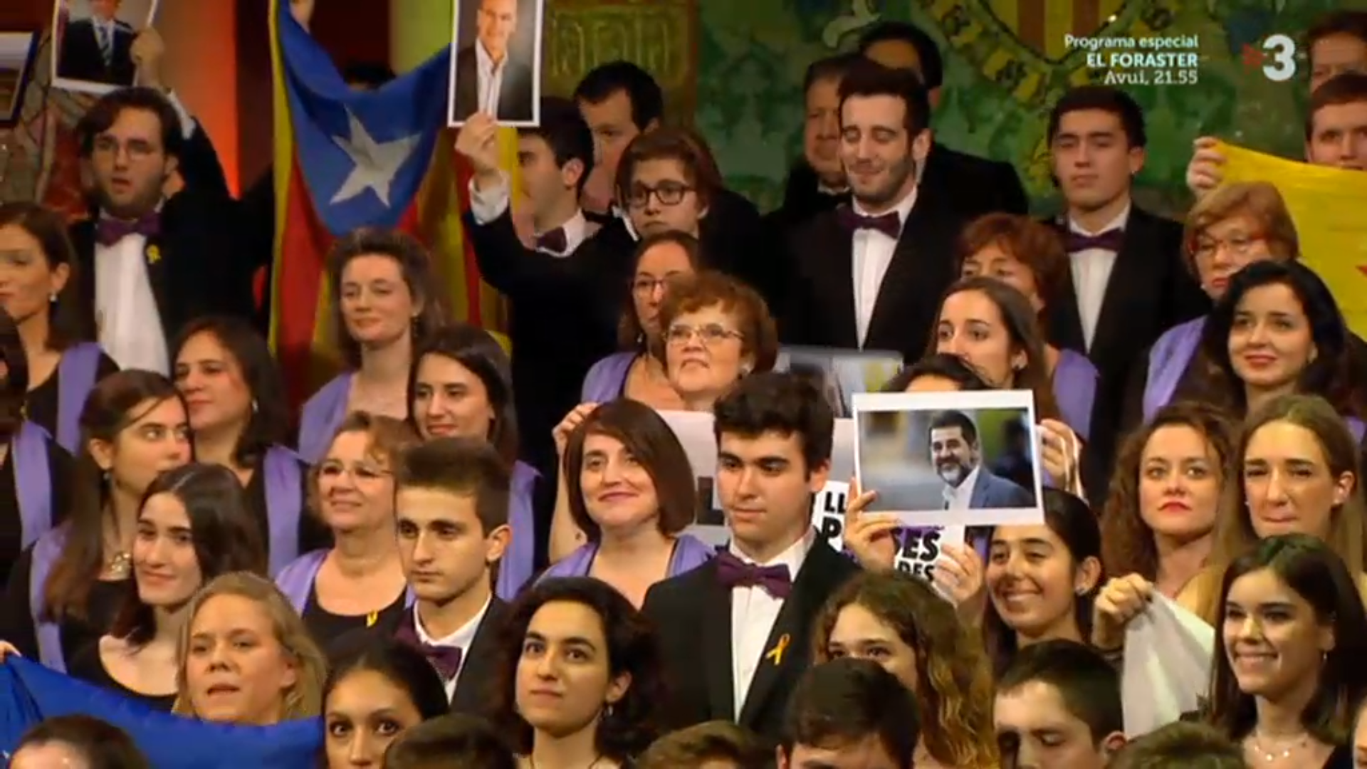 Vídeo: Esteladas y fotos de los presos políticos para cerrar el concierto de Sant Esteve