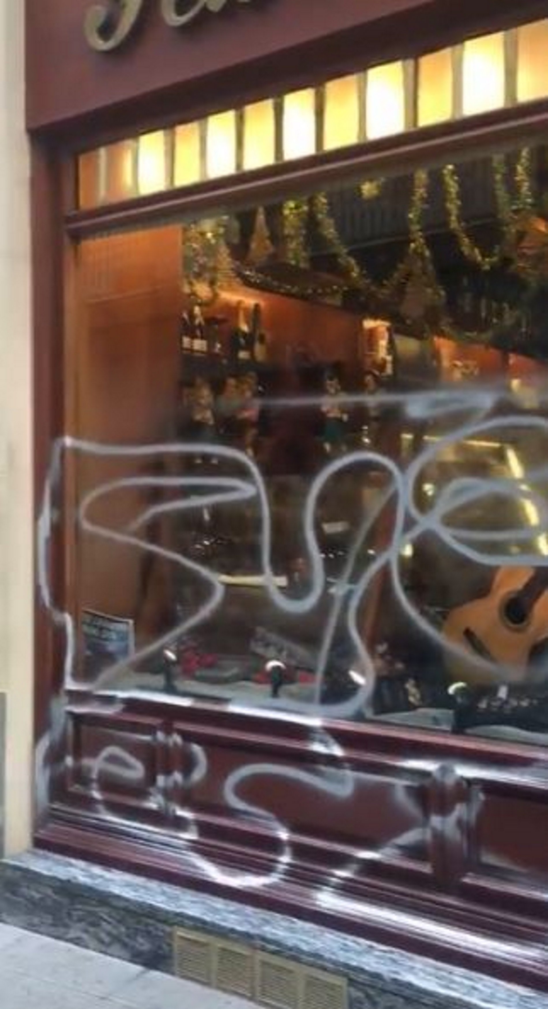 Vandalisme ultra contra una pastisseria de Valls
