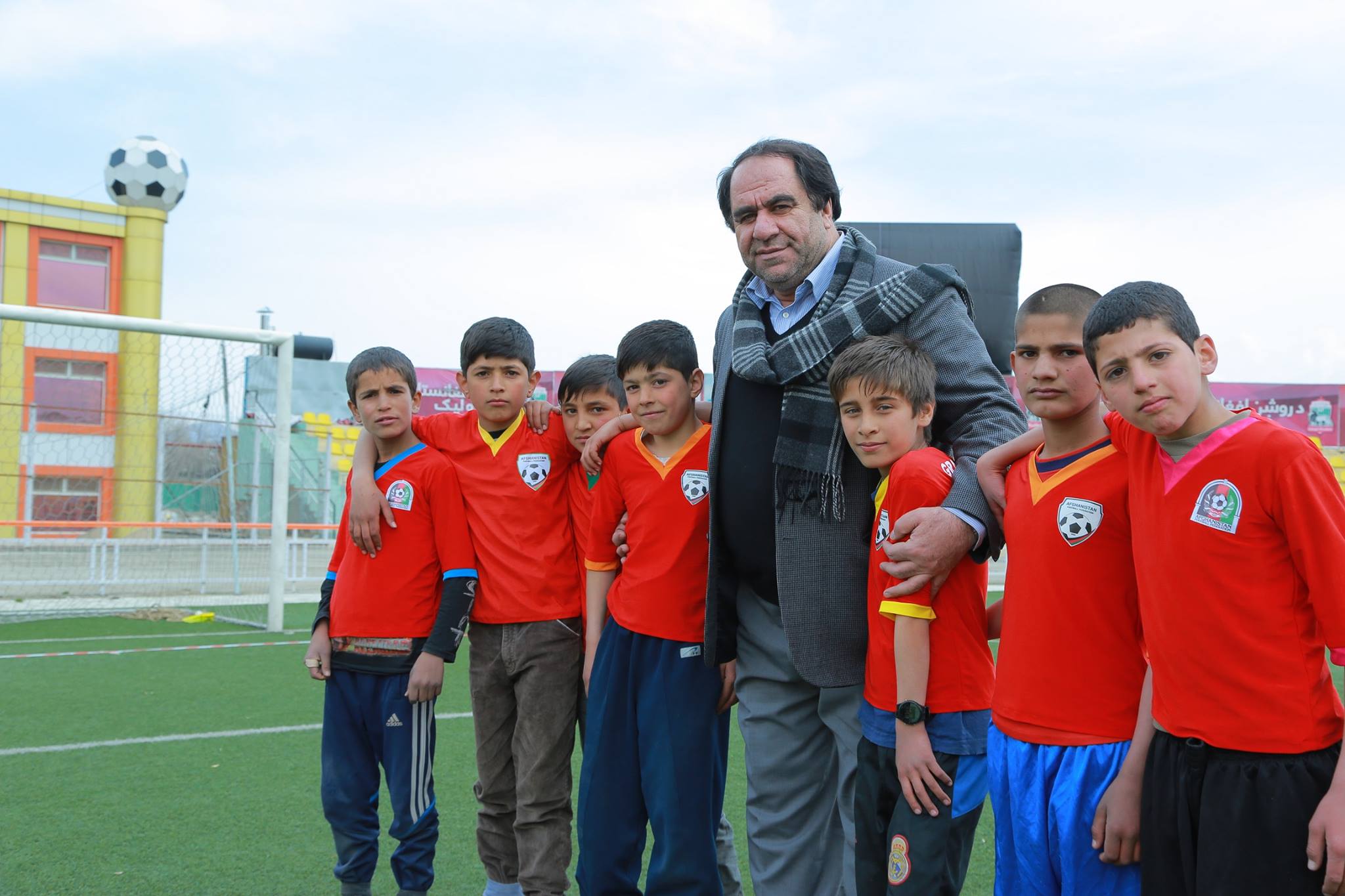 Prohíben salir de Afganistán al presidente de la federación de fútbol por abusos al equipo femenino