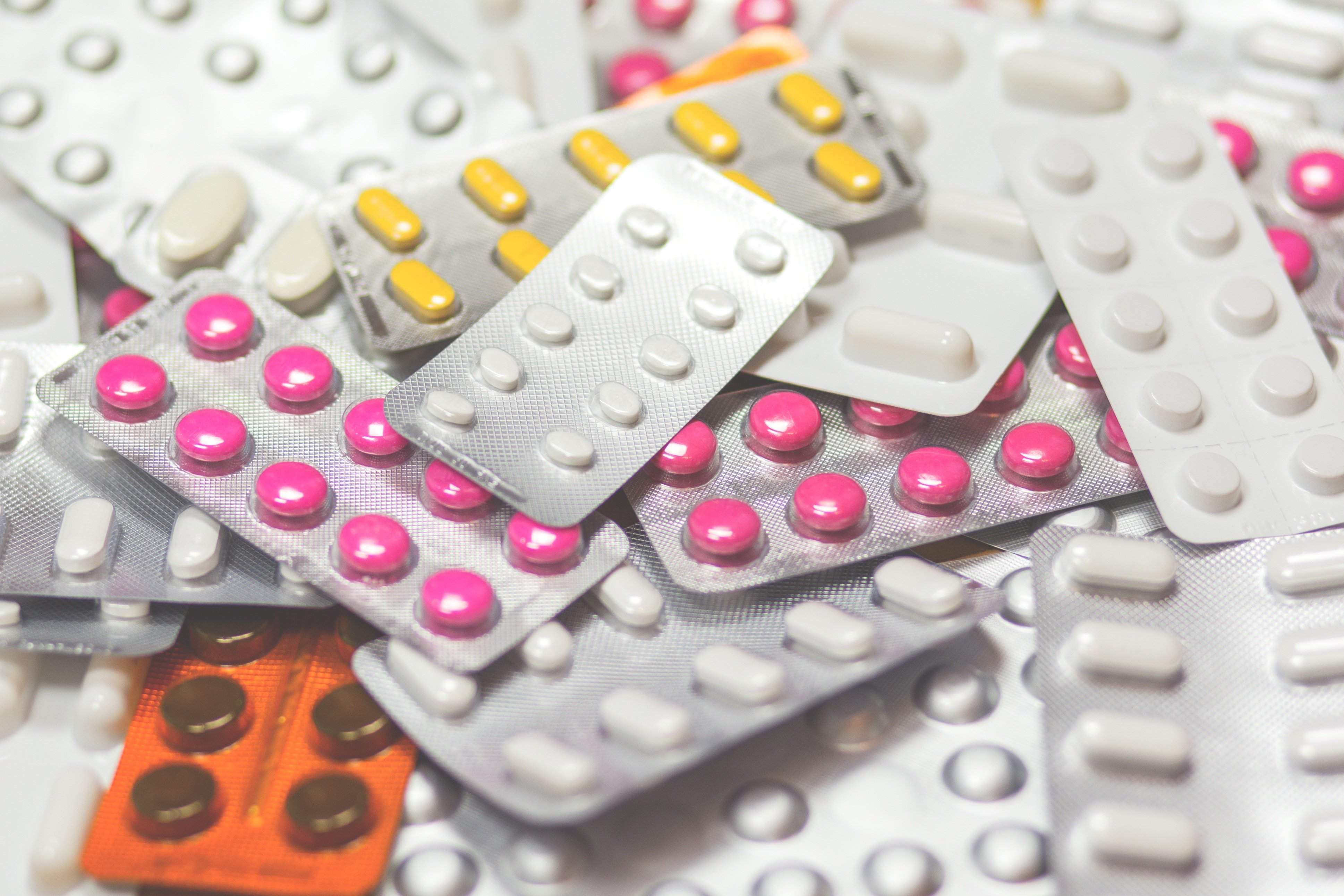L'1 de gener baixaran els preus de més de 1.200 medicaments a les farmàcies