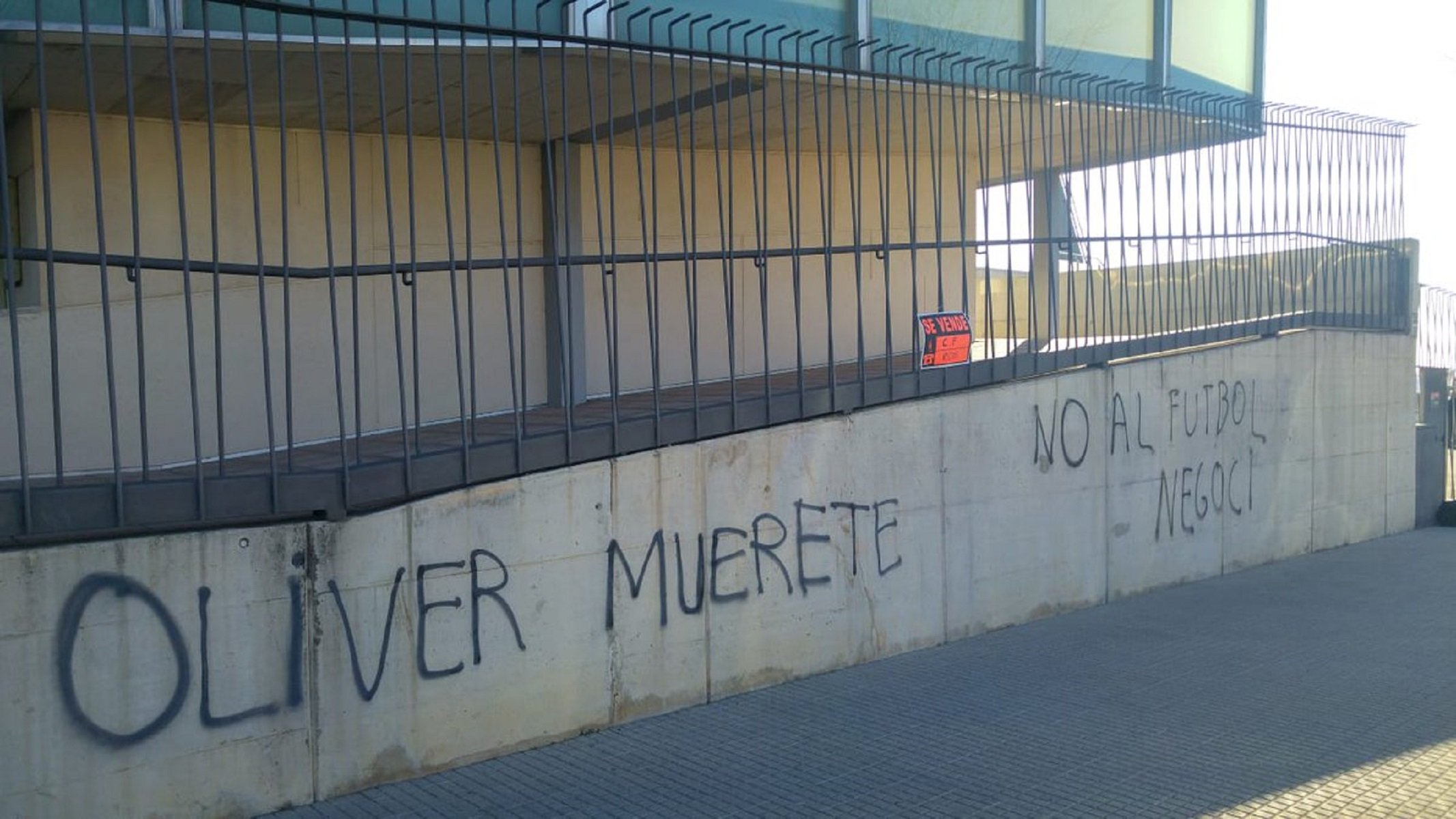 Aparecen pintadas y amenazas contra el propietario del Reus