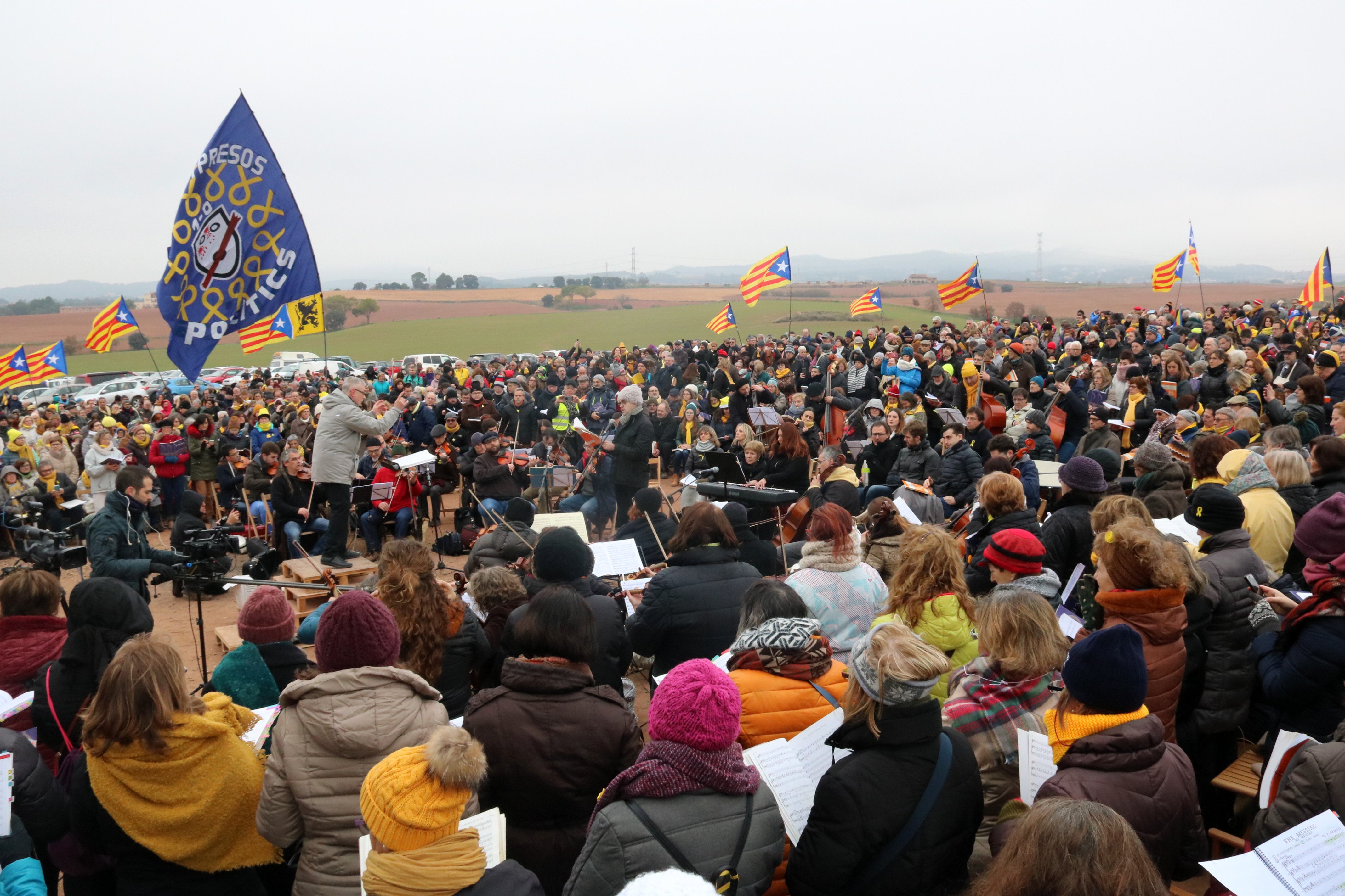 Huge rally at Catalonia's Lledoners prison for a performance of Handel's Messiah