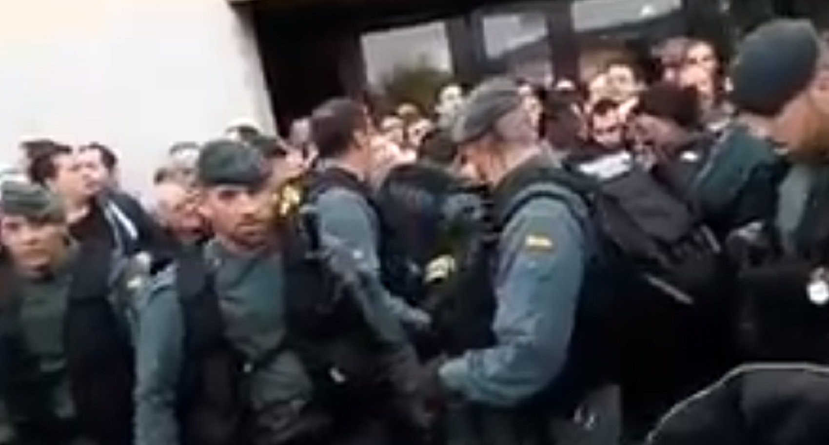 Envien a judici un guàrdia civil pels fets de l'1-O a Sarral