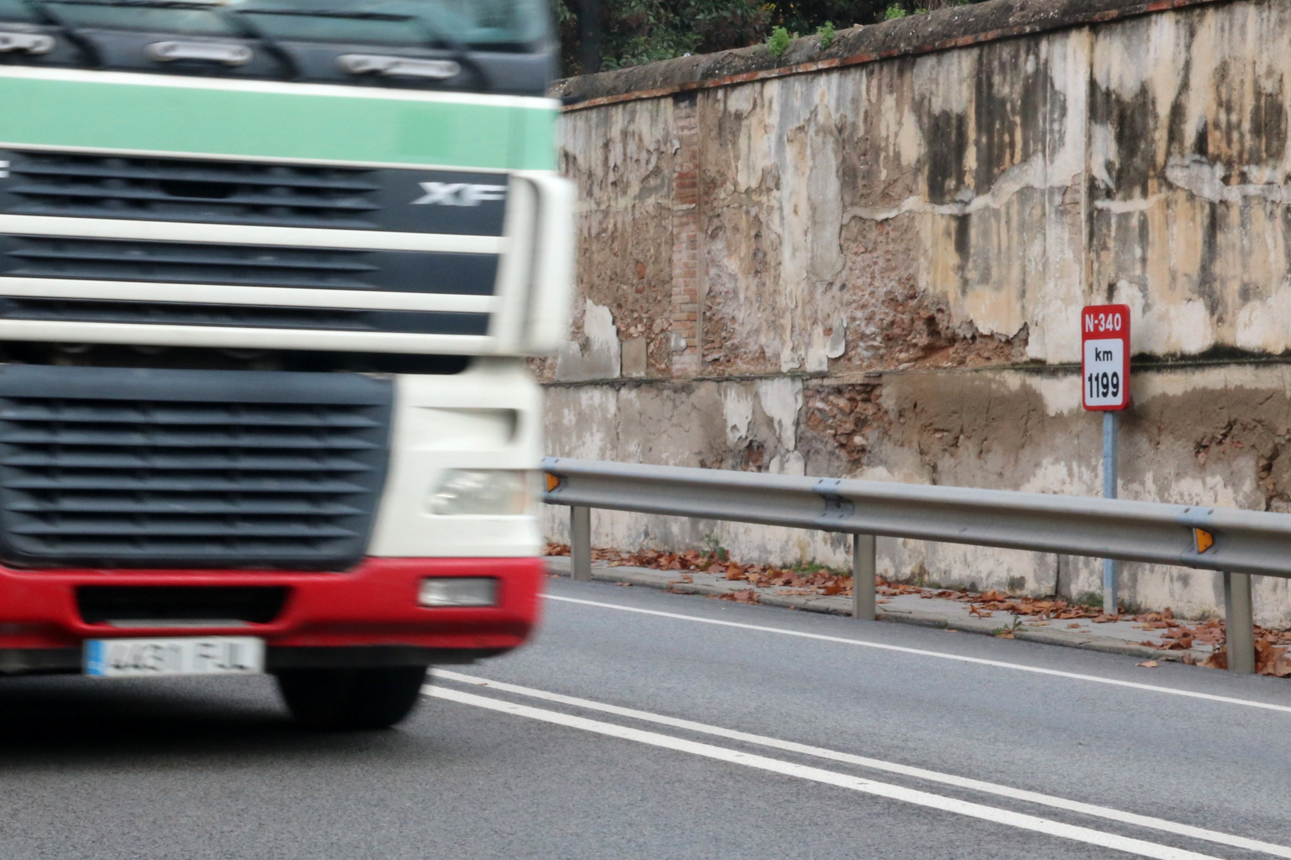 Tallada l'AP-7 per una fuita d'un camió que porta matèries perilloses