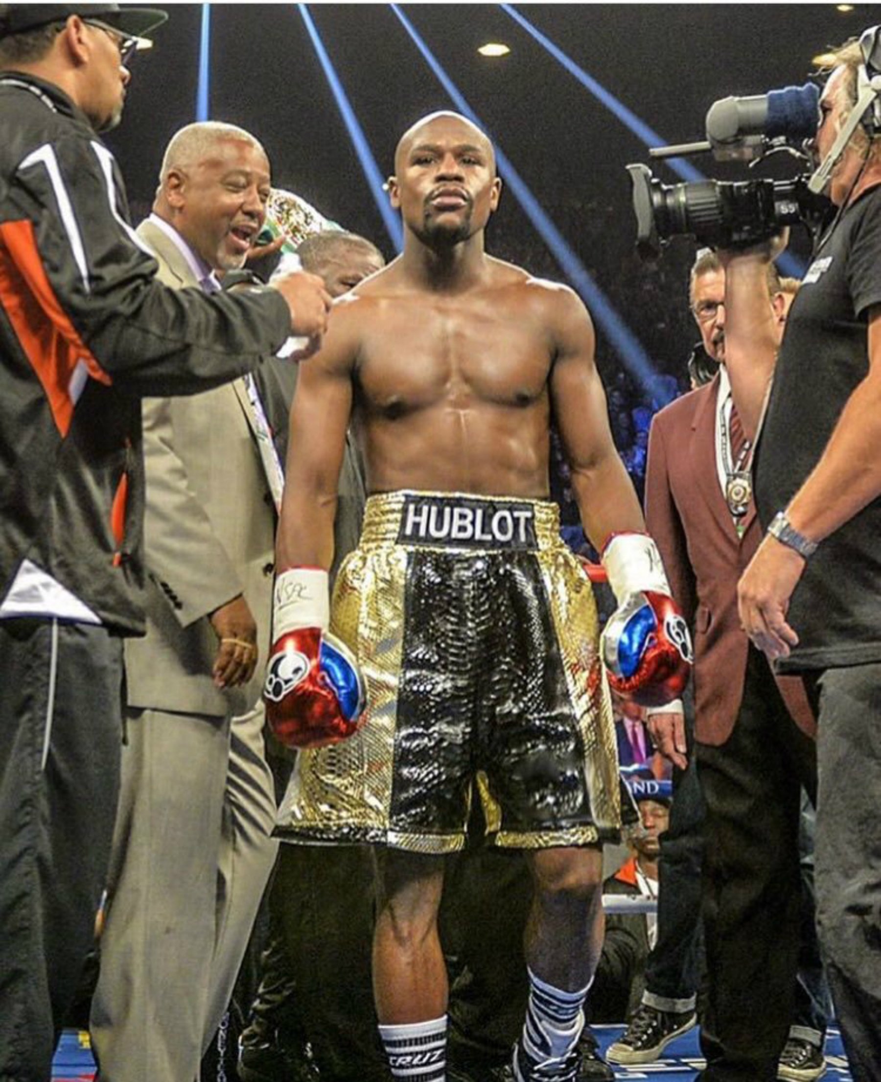 Mayweather en estado puro: llega tarde y humilla a un boxeador japonés en menos de 3 minutos